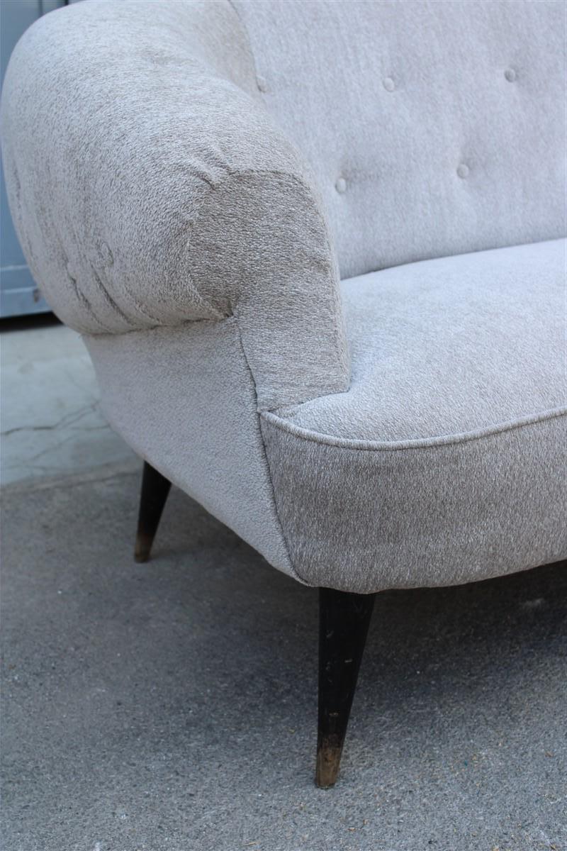 Chenille Canapé italien du milieu du siècle Guglielmo Ulrich style tissu chenille gris en vente