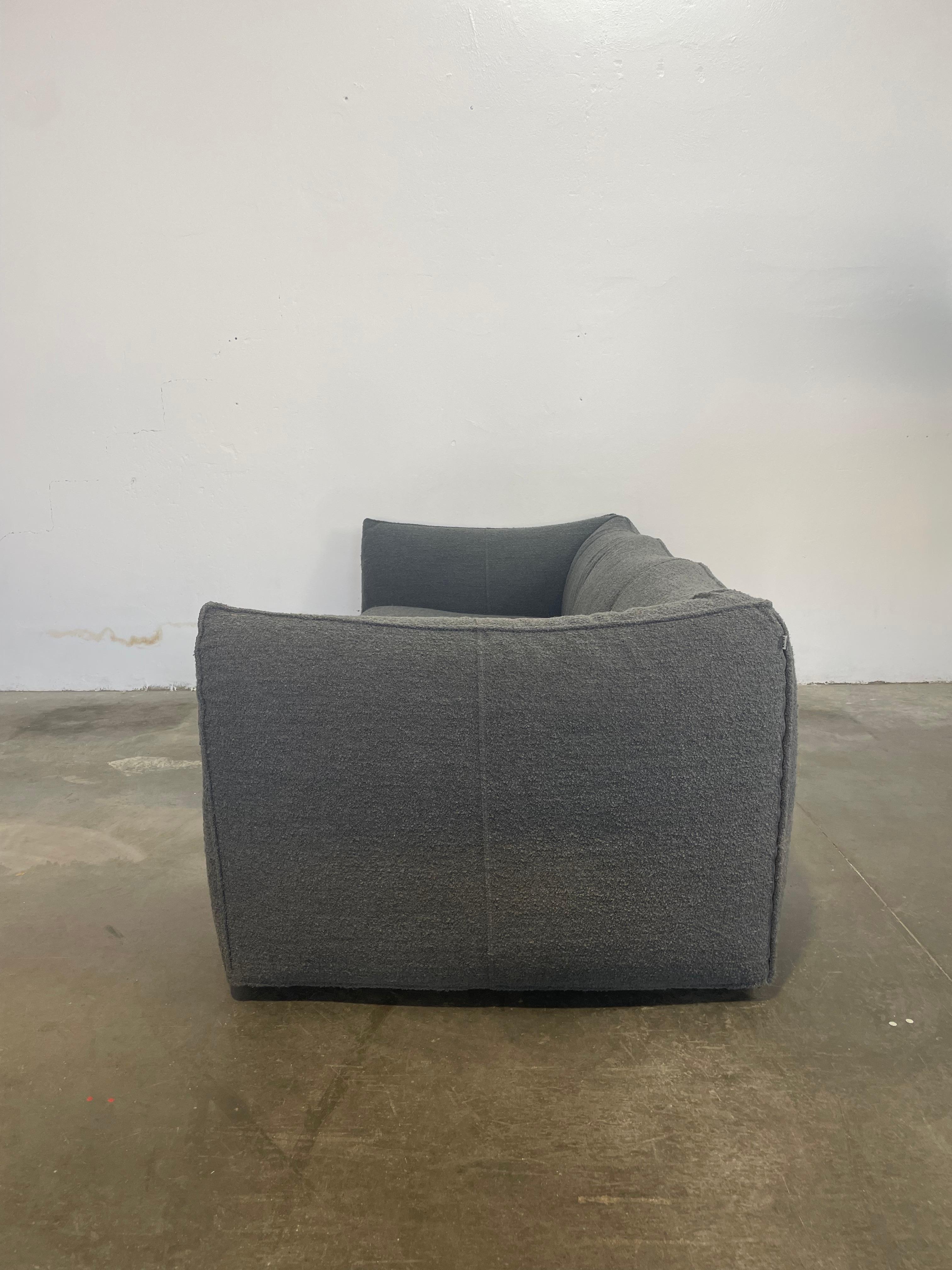 Das Sofa *Le Bambole* (in dieser Version le GranBambole) von Mario Bellini, das 1972 für B&B Italia entworfen wurde, ist eine italienische Design-Ikone, die 1979 mit dem Compasso d'Oro ausgezeichnet wurde. In der Version Granbambola a tre posti