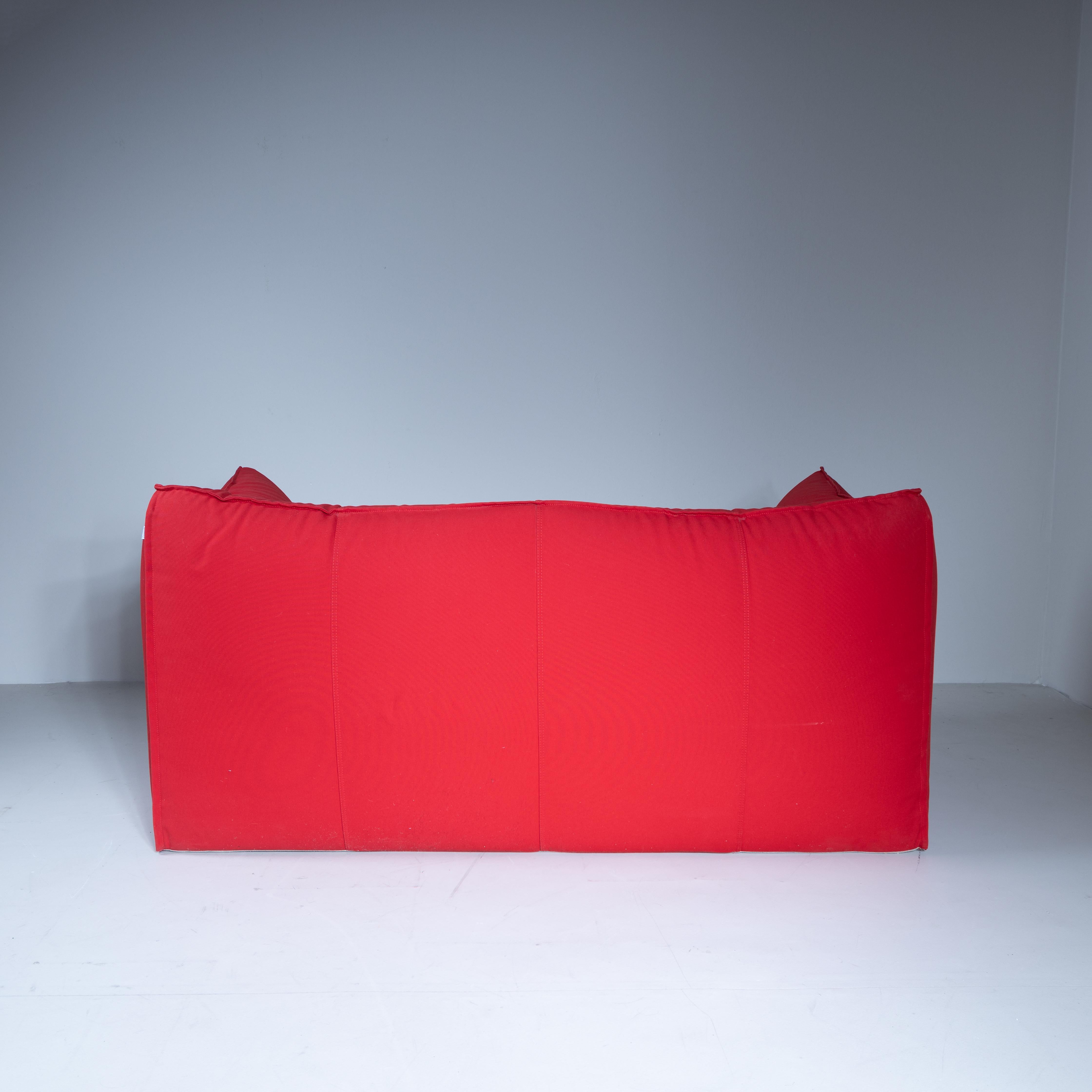 Divano “Le Bambole“, singolo pezzo, Mario Bellini, B&B Italia, Italia, periodo di produzione anni 90 (progetto originale 1972). Realizzato con struttura interna in poliuretano espanso sagomato, rivestito in tessuto sfoderabile rosso. Altezza della