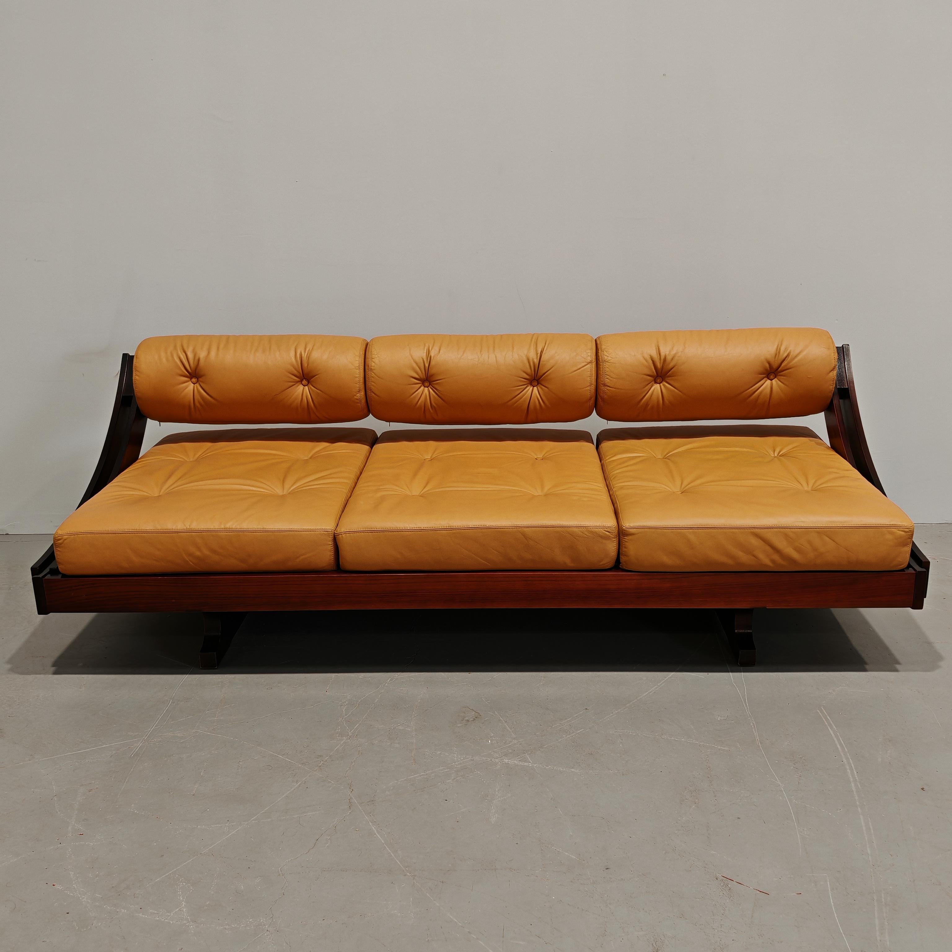 Splendide DayBed mod. GS-195 conçu en 1963 par Gianni Songia pour Sormani. Il s'agit d'un canapé 3 places avec un dossier réglable et rabattable qui permet de le transformer en un confortable canapé-lit.  L'élégante structure est en bois en