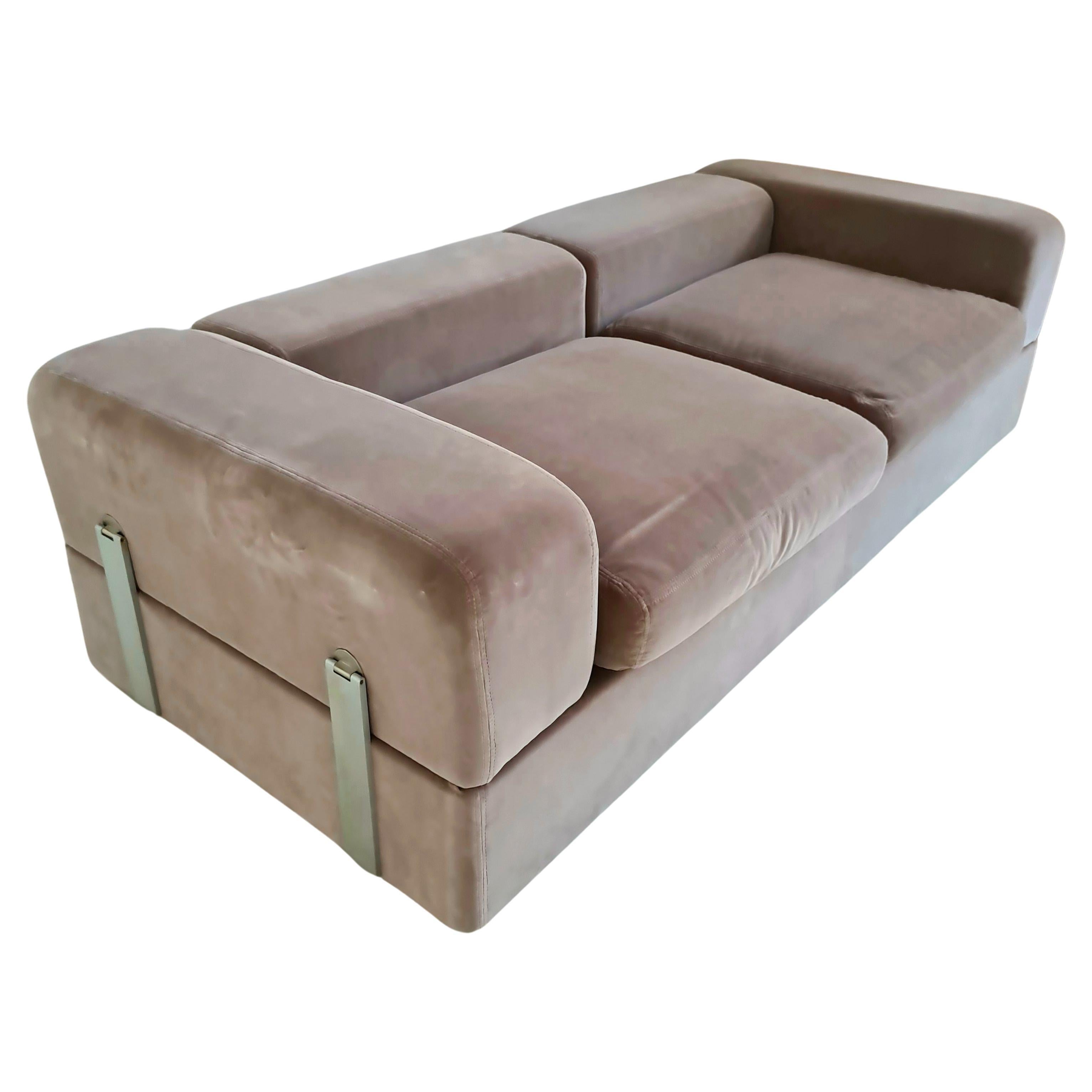 Tito Agnoli's Model 711 for Cinova is one of the rare examples of a designer sofa bed with exceptional aesthetic results.
The contrast between the velvet structure and the visible steel bars on the side and rear parts  give an effect of luxury and