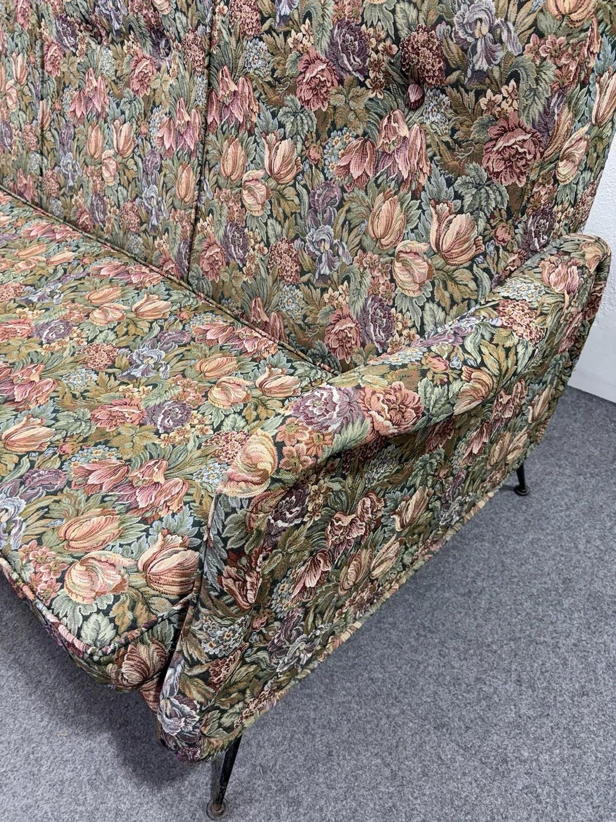 Sofá Cama Marco Zanuso Floreal Mid-Century 1950's.


Maravilloso sofá de 3 plazas, modelo Lady de Marco Zanuso.


Marco enteramente de madera, recubierto de tela floral original de la época.


Reclinando el respaldo, como puede verse en las fotos,