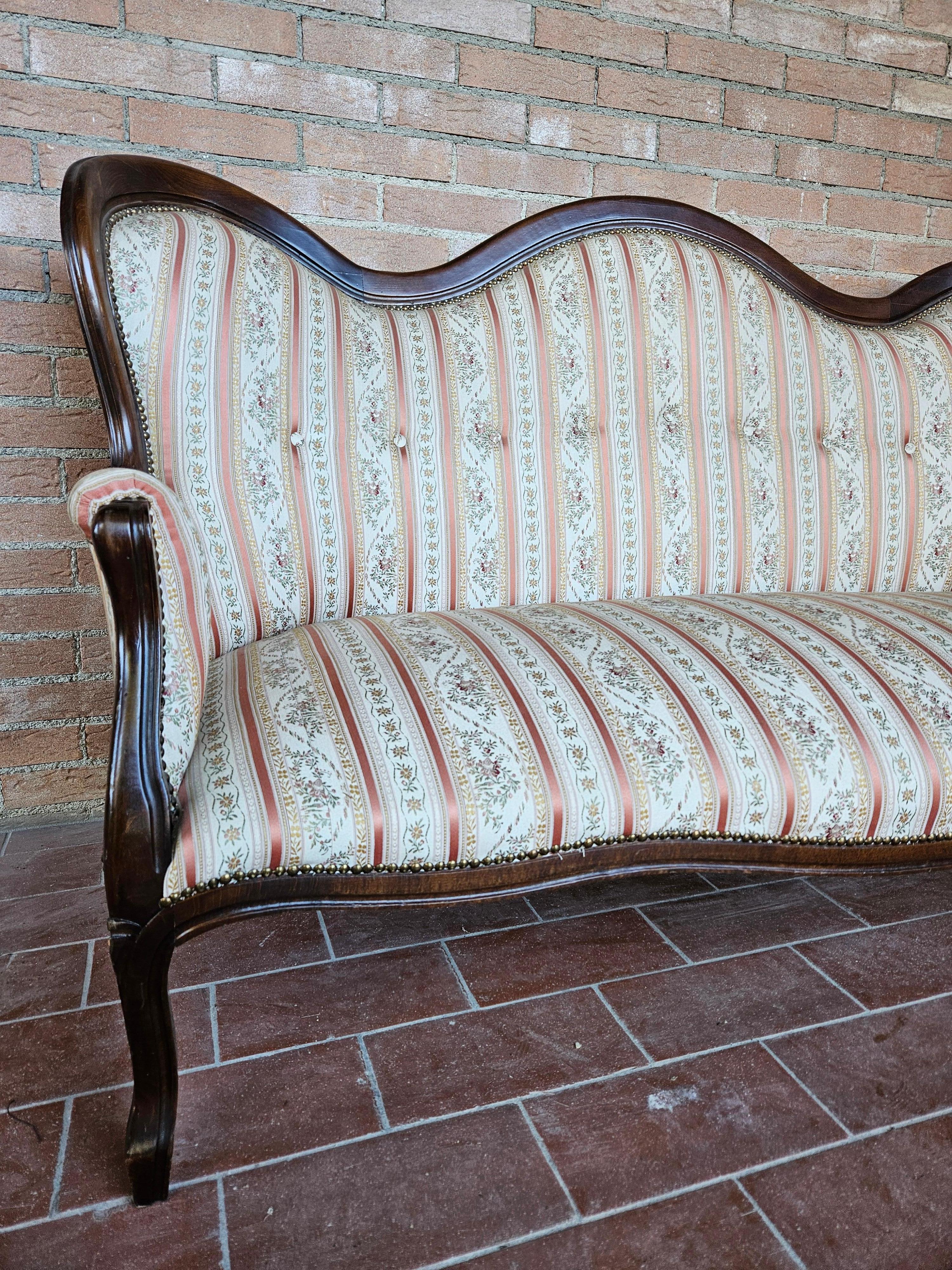 Sofa im Louis-Philippe-Stil, gepolstert mit Stoff und Holzrahmen.

Sitz H 40 cm.

Normale alters- und gebrauchsbedingte Abnutzungserscheinungen wie auf dem Foto zu sehen.
