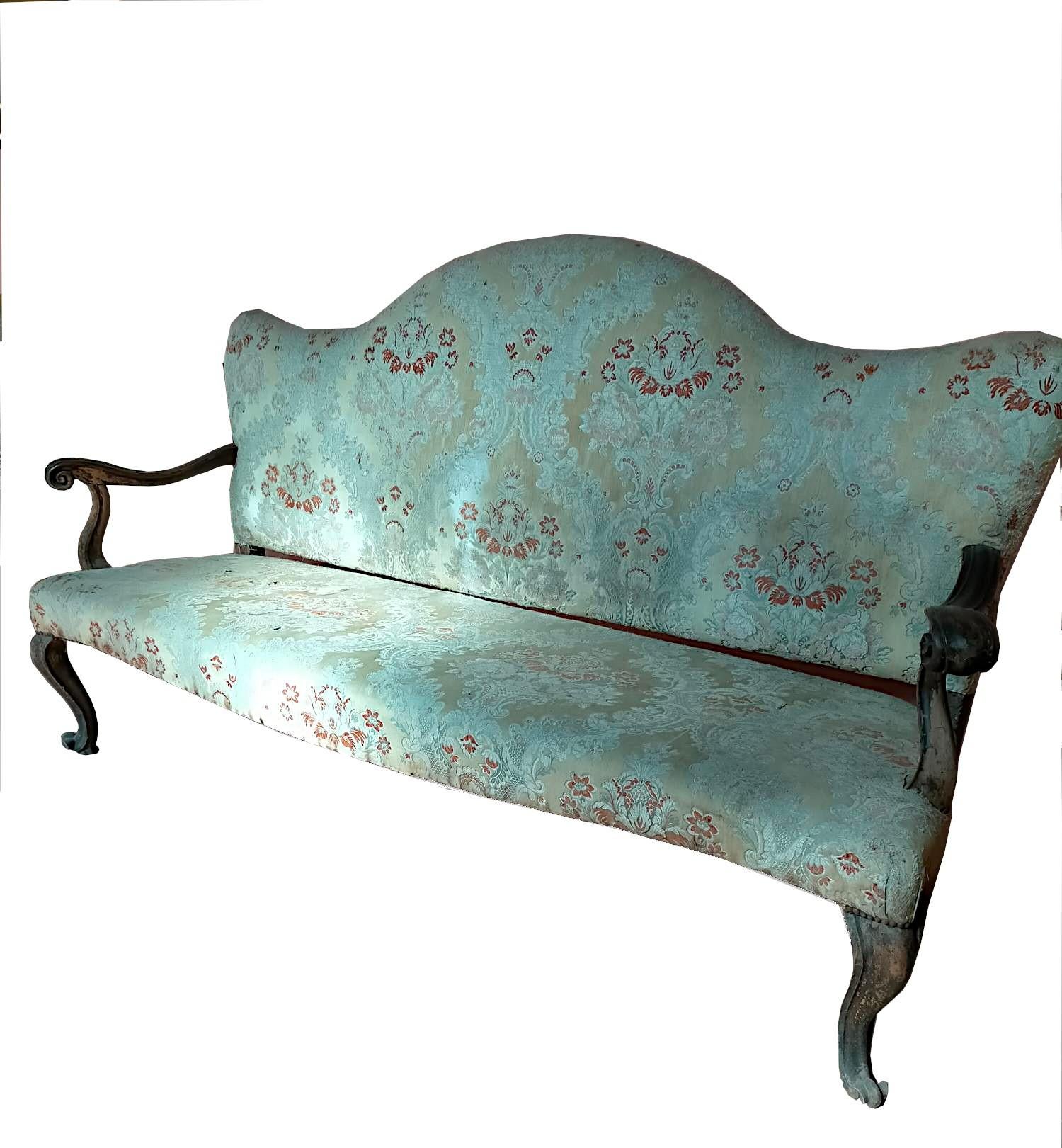 Sofa Louis XV
Epoche: 18. Jahrhundert

Sofa Louis XV, ein elegantes Sofa aus der Kunst und Raffinesse des 18. Jahrhunderts, aus Nussbaumholz, das dem Raum eine Aura von Adel und Wärme verleiht. 

Dieses Sofa ist ein authentisches Stück aus der Zeit,