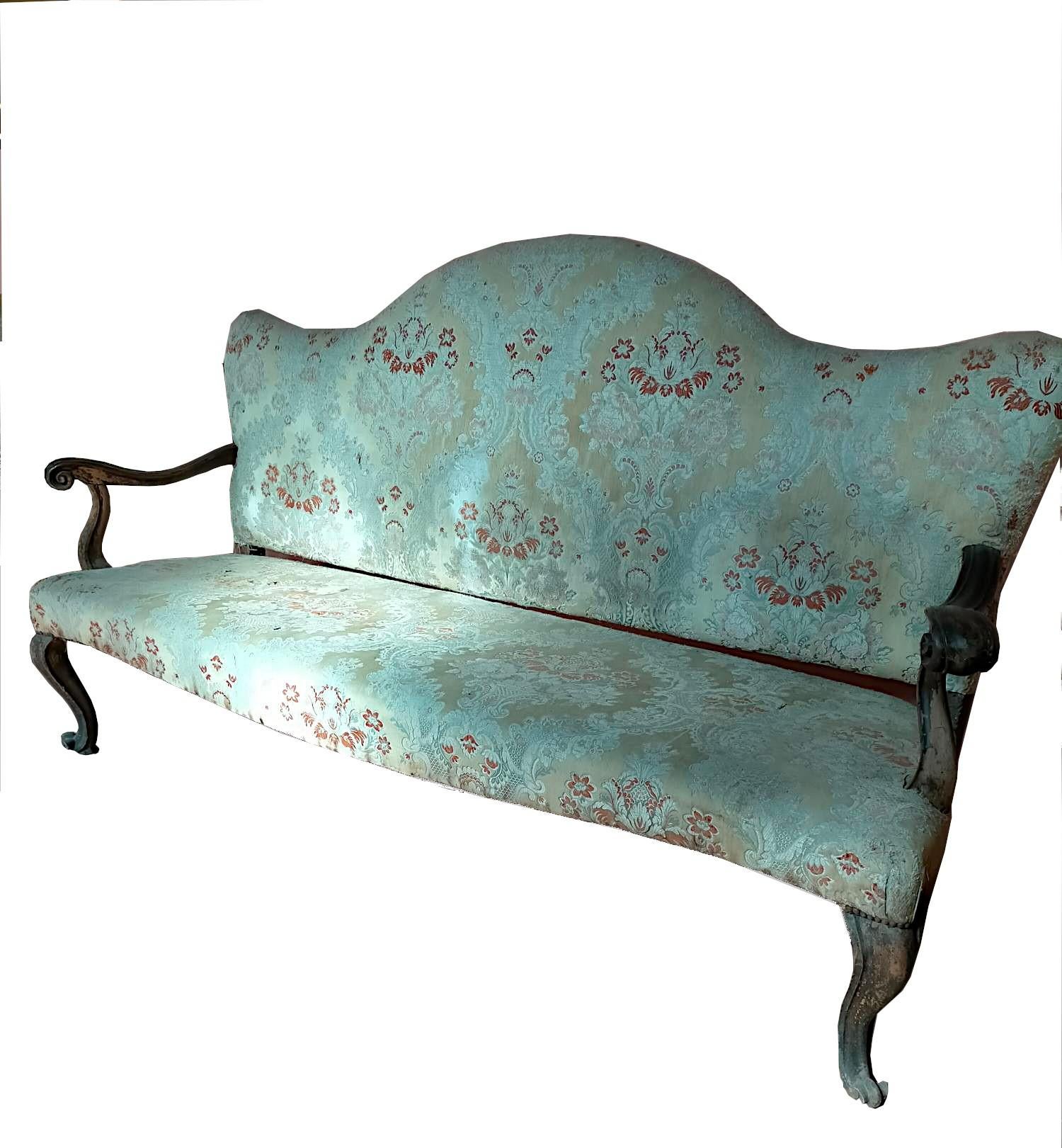 Divano Luigi XV
Epoca: XVIII secolo

Sofà Luigi XV, un'elegante divano proveniente dall'arte e dalla raffinatezza del XVIII secolo, realizzato con legno di noce che conferisce un'aura di nobiltà e calore all'ambiente. 

Questo sofà è un autentico