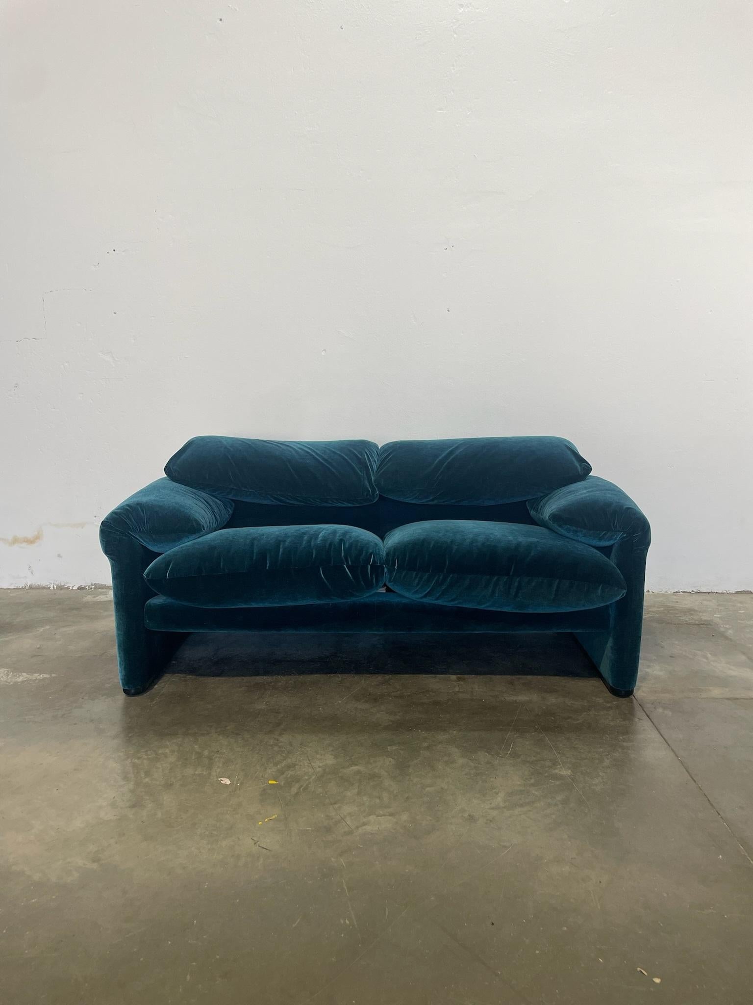 Divano a 2 Posti: Dimensioni 168 cm (lunghezza) x 95 cm (profondità) x 72/100 cm (altezza), con altezza della seduta di circa 43 cm. La struttura è in acciaio tubolare con cinghie elastiche, garantendo solidità e resistenza. Gli imbottiti,