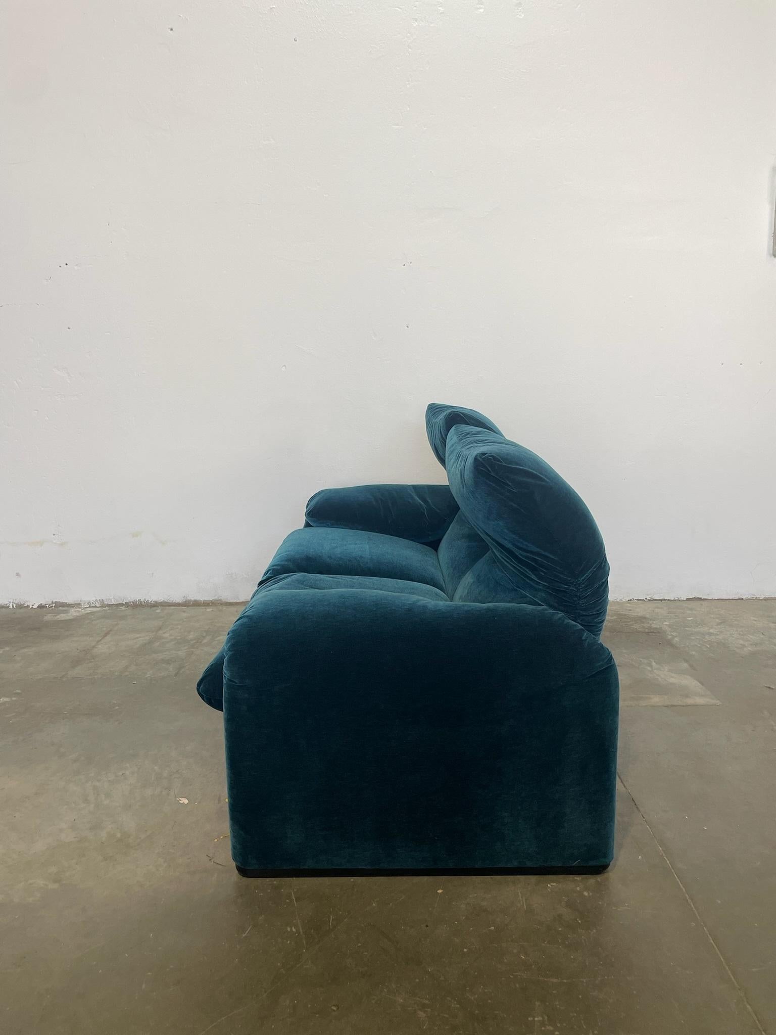 Italian Divano Maralunga di Vico Magistretti per Cassina 2 posti velluto azzurro For Sale