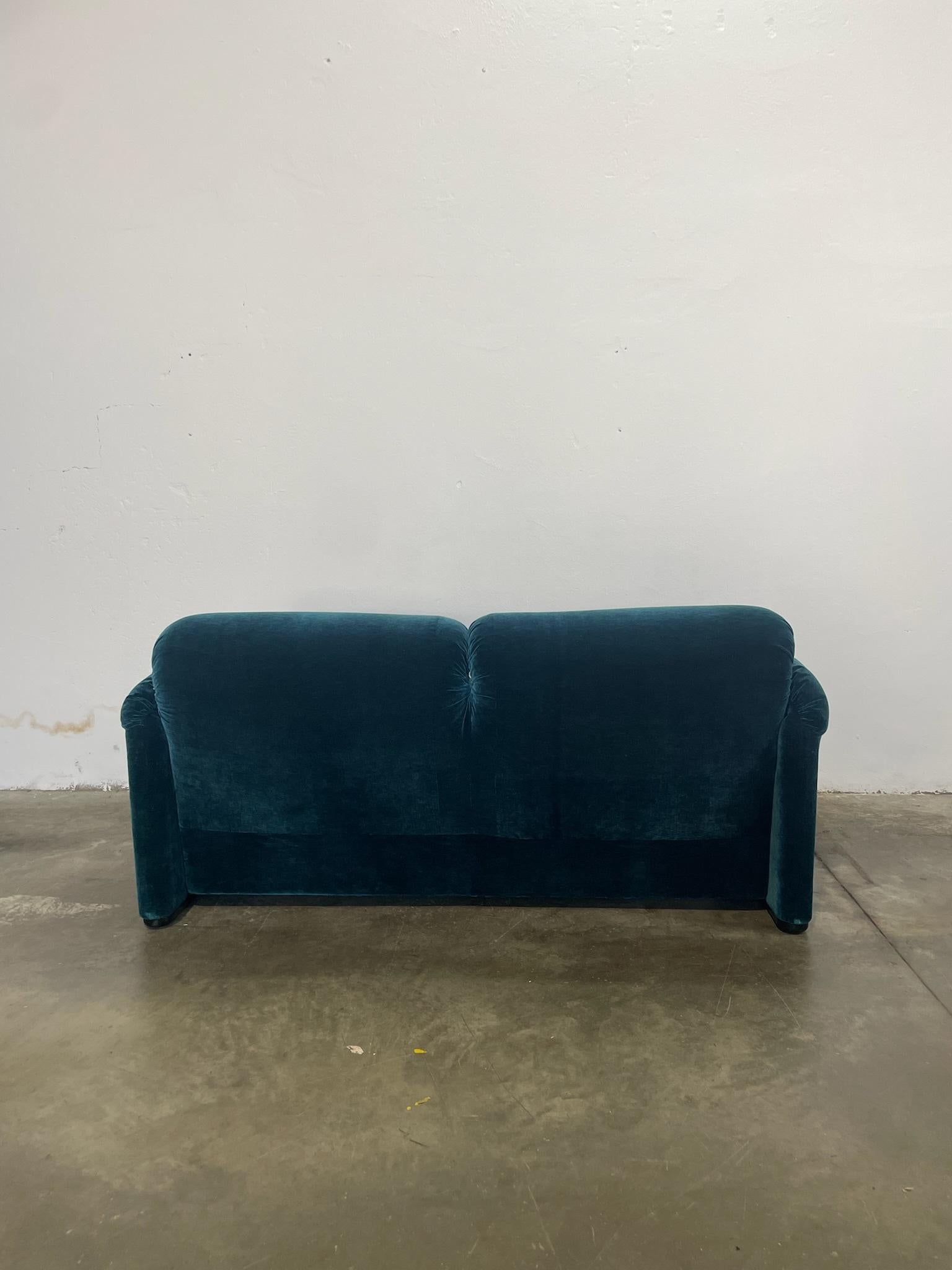 Divano Maralunga di Vico Magistretti per Cassina 2 posti velluto azzurro In Excellent Condition For Sale In Ghedi, IT
