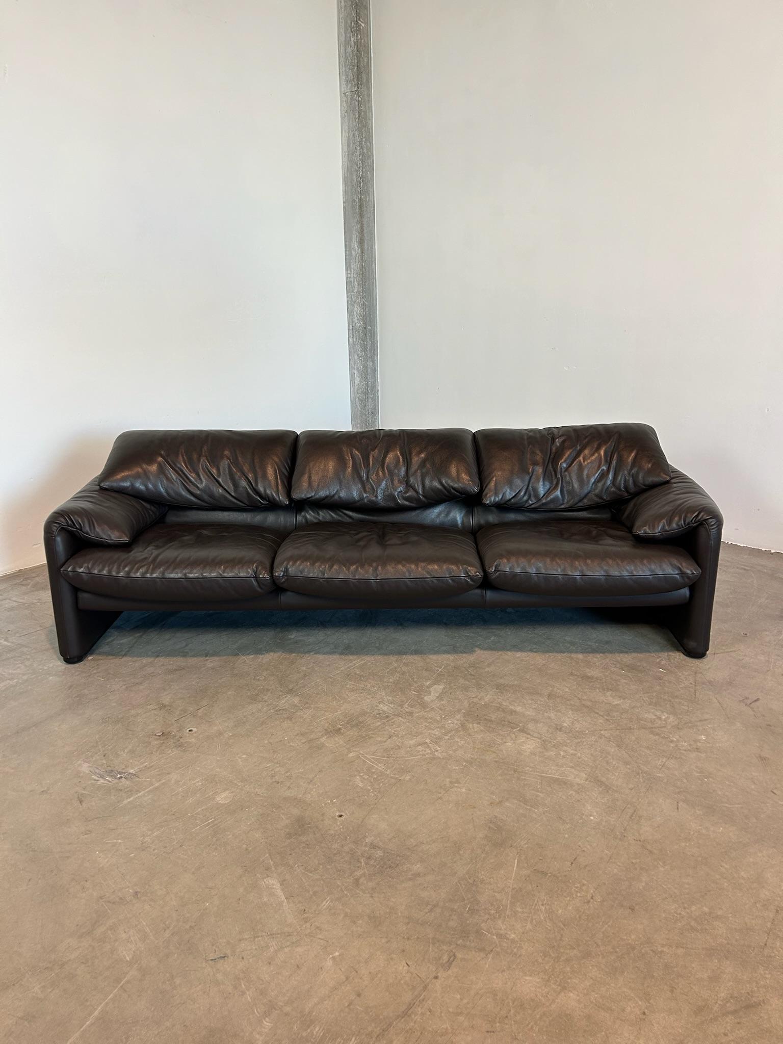 Description
Immagina di entrare in casa e di essere accolto da un abbraccio di pelle marrone caldo, il colore del caffè appena macinato, del legno di noce sotto la luce di novembre.
È il Maralunga tre posti di Vico Magistretti per Cassina : non un