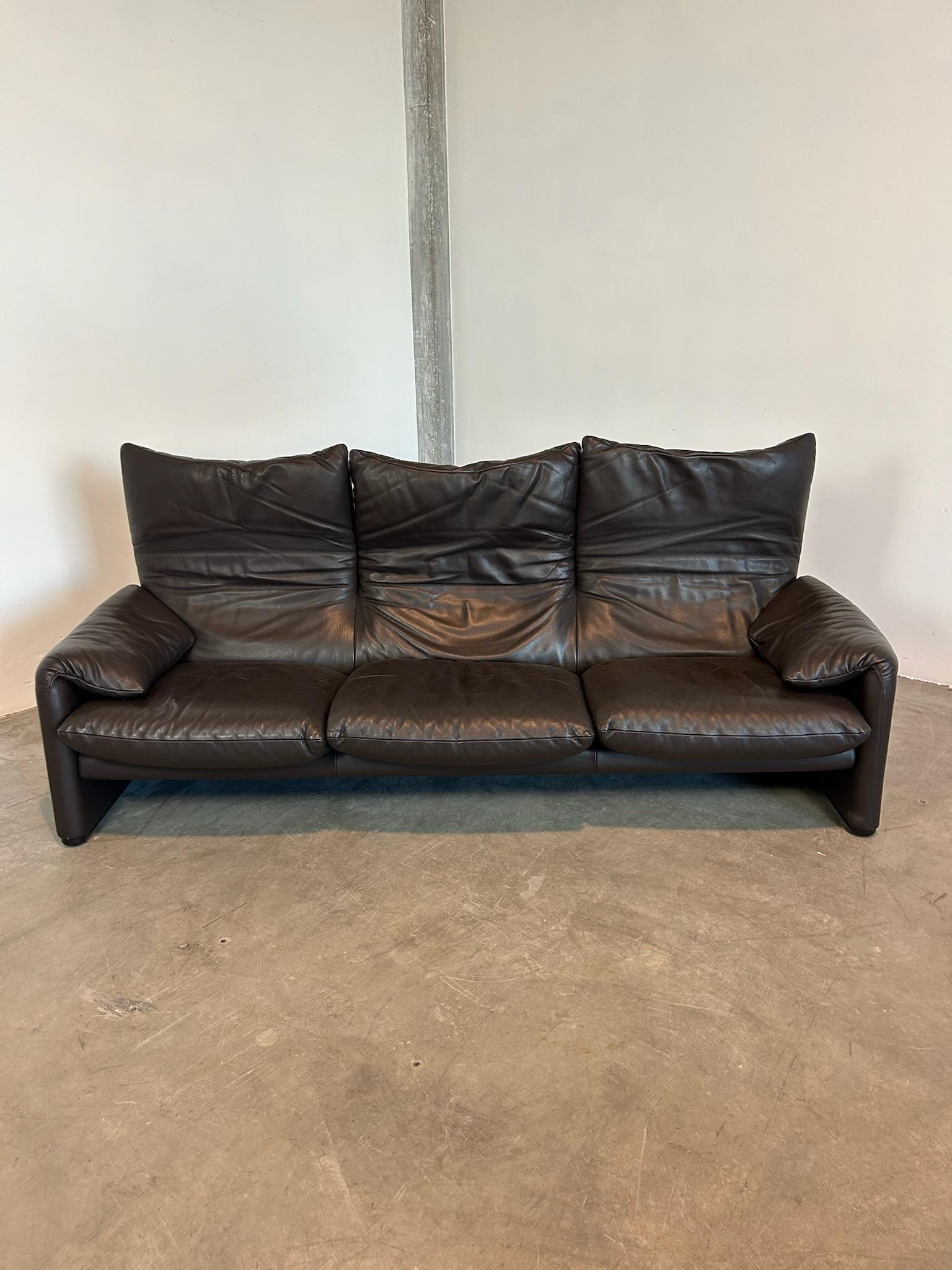 Mid-Century Modern Divano Maralunga di Vico Magistretti per Cassina in pelle marrone tre posti en vente