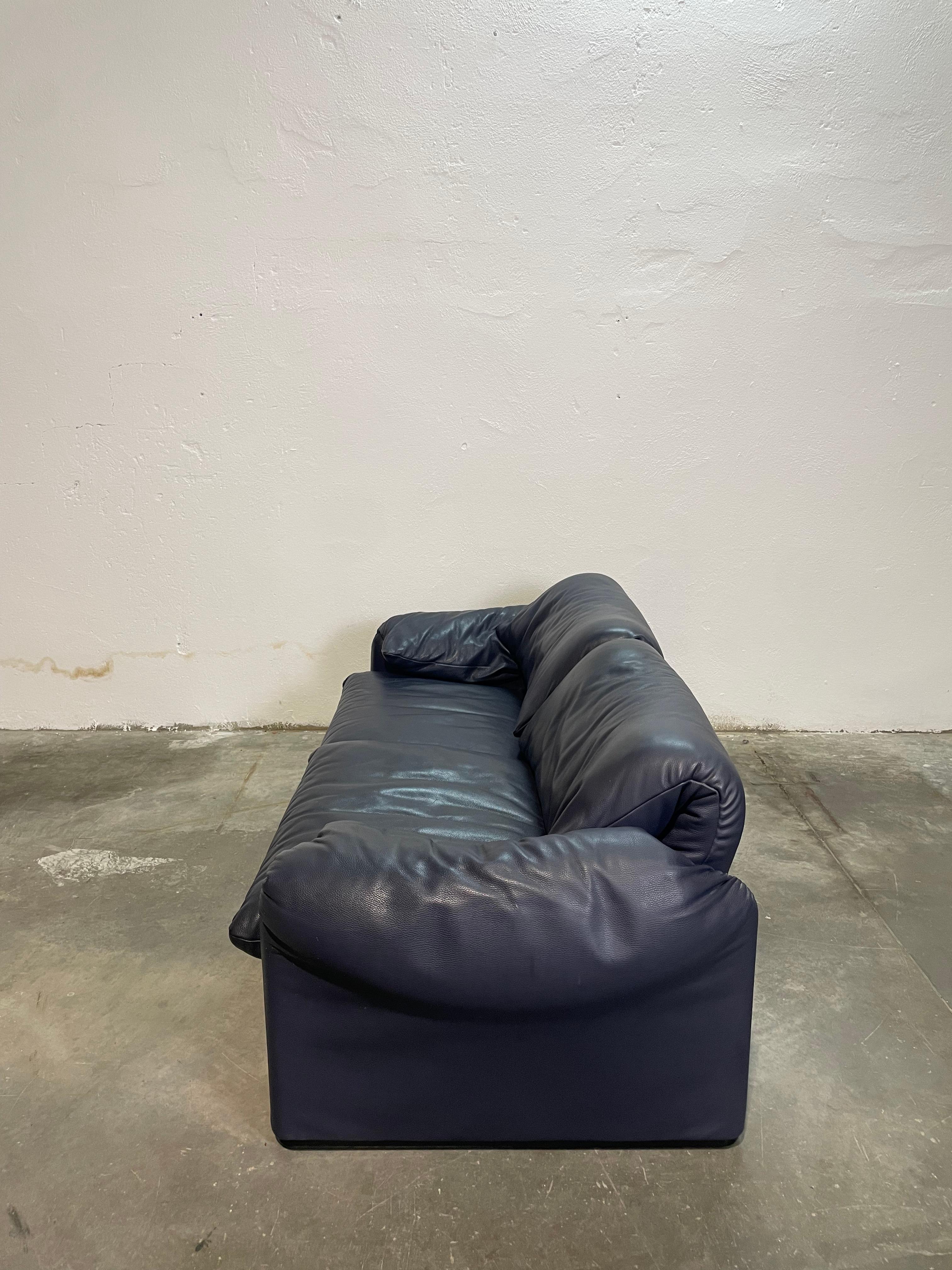 Splendido divano Maralunga a due posti in pelle blu, design iconico degli anni '70 di Vico Magistretti per Cassina. Usato pochissimo, in condizioni eccellenti, questo pezzo rappresenta l’essenza del design italiano, combinando stile e comfort senza