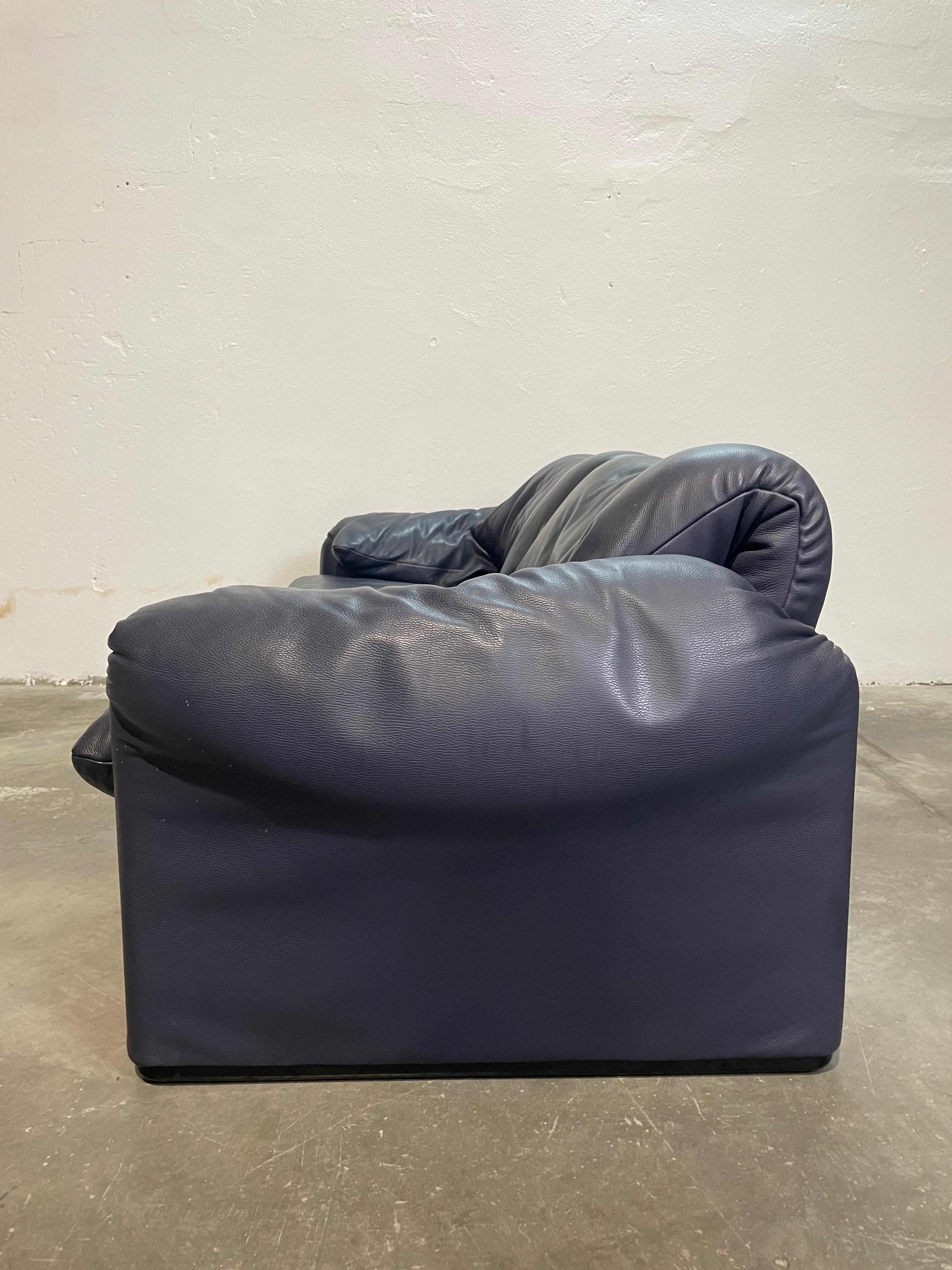 Mid-Century Modern Divano Maralunga Vico Magistretti Cassina pelle blue