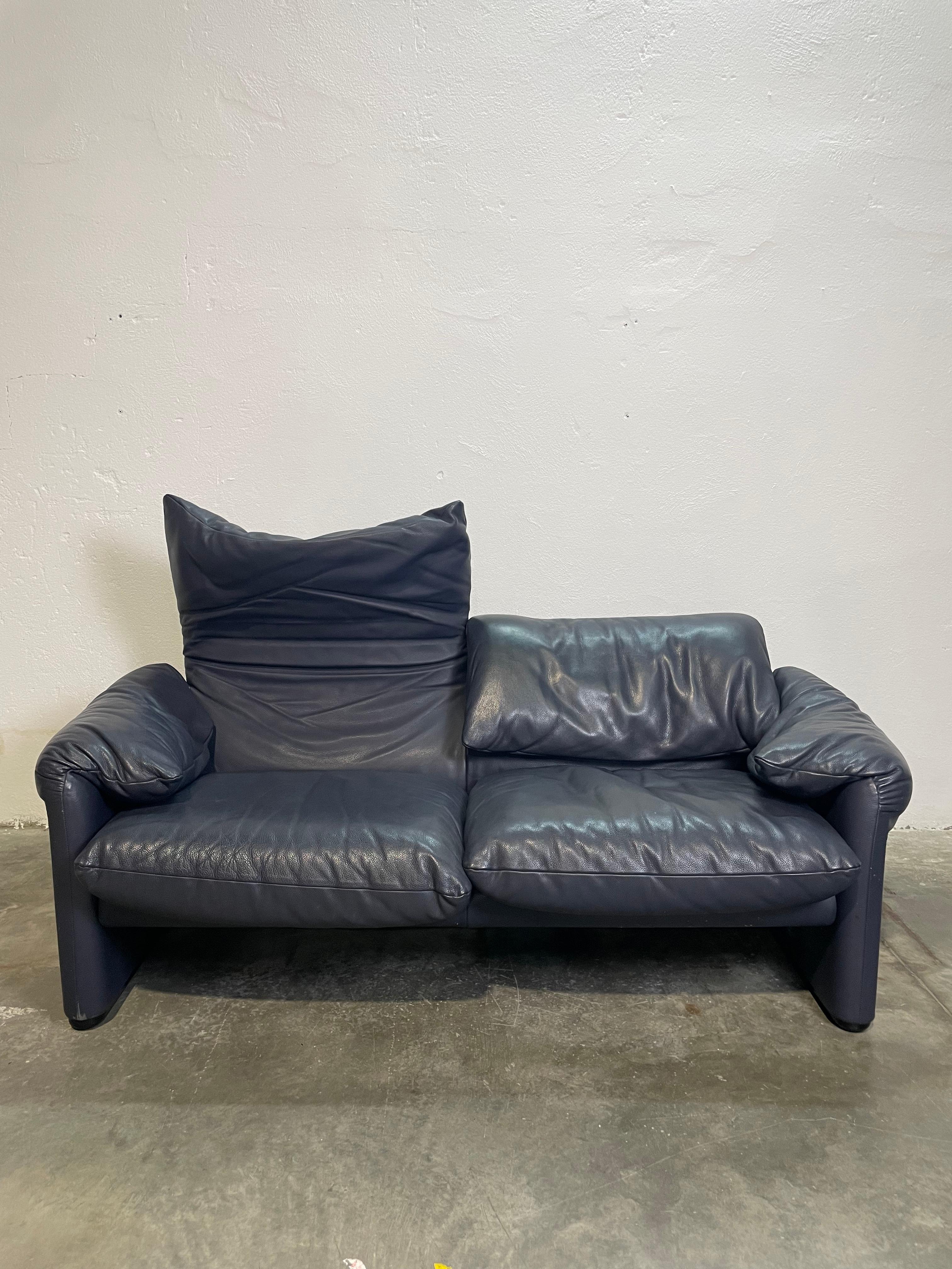 Divano Maralunga Vico Magistretti Cassina pelle blue In Good Condition In Ghedi, IT