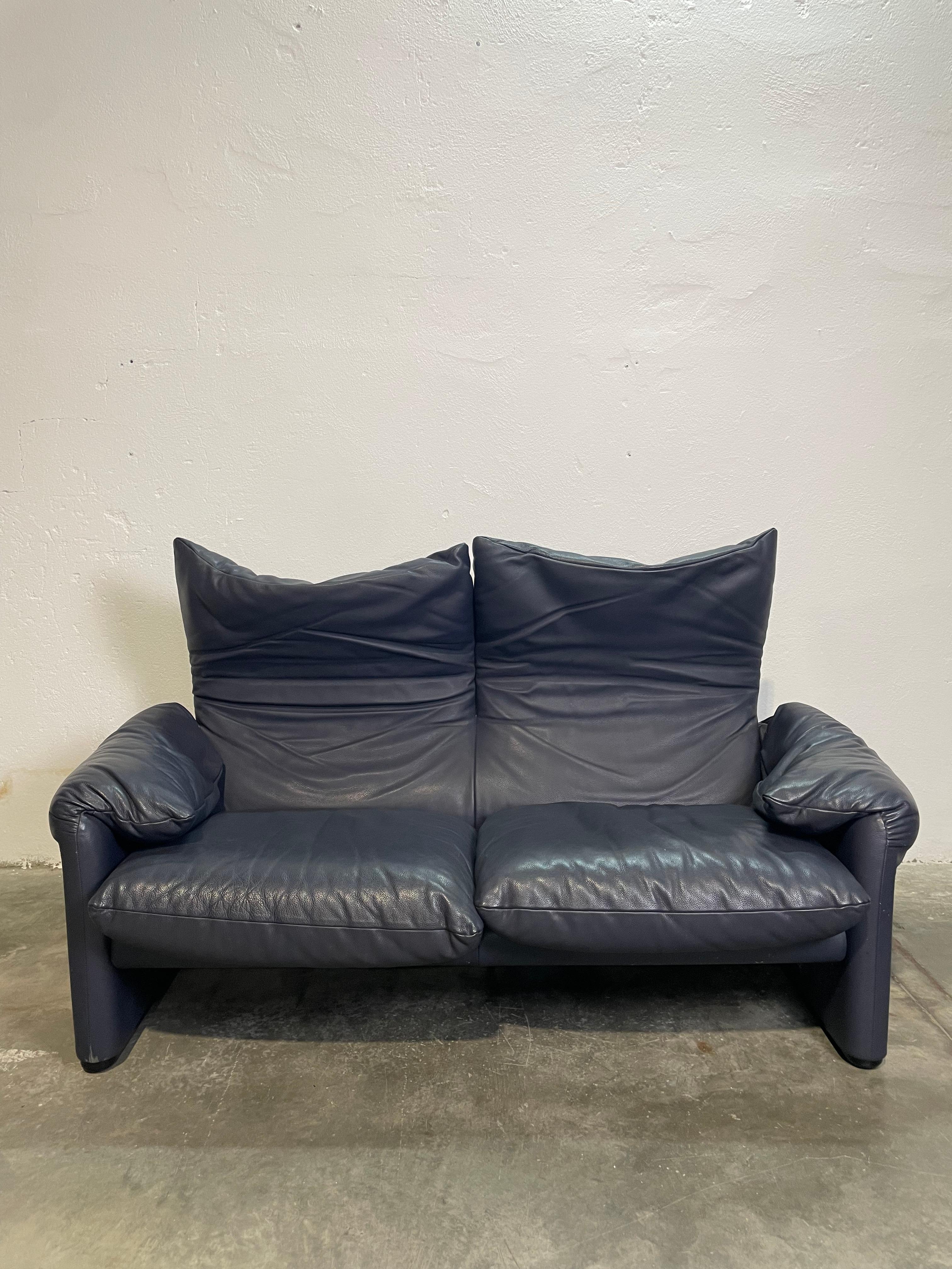 Late 20th Century Divano Maralunga Vico Magistretti Cassina pelle blue