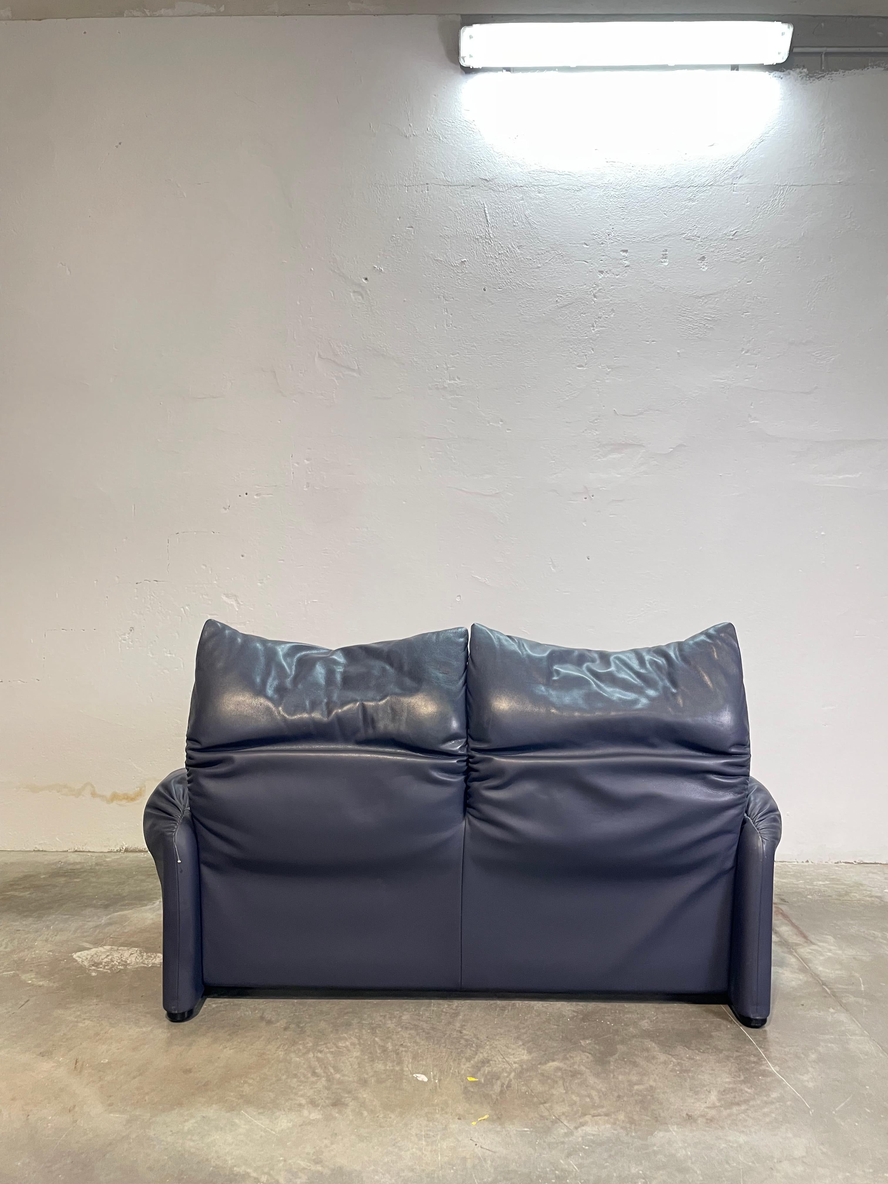 Divano Maralunga Vico Magistretti Cassina pelle blue 1