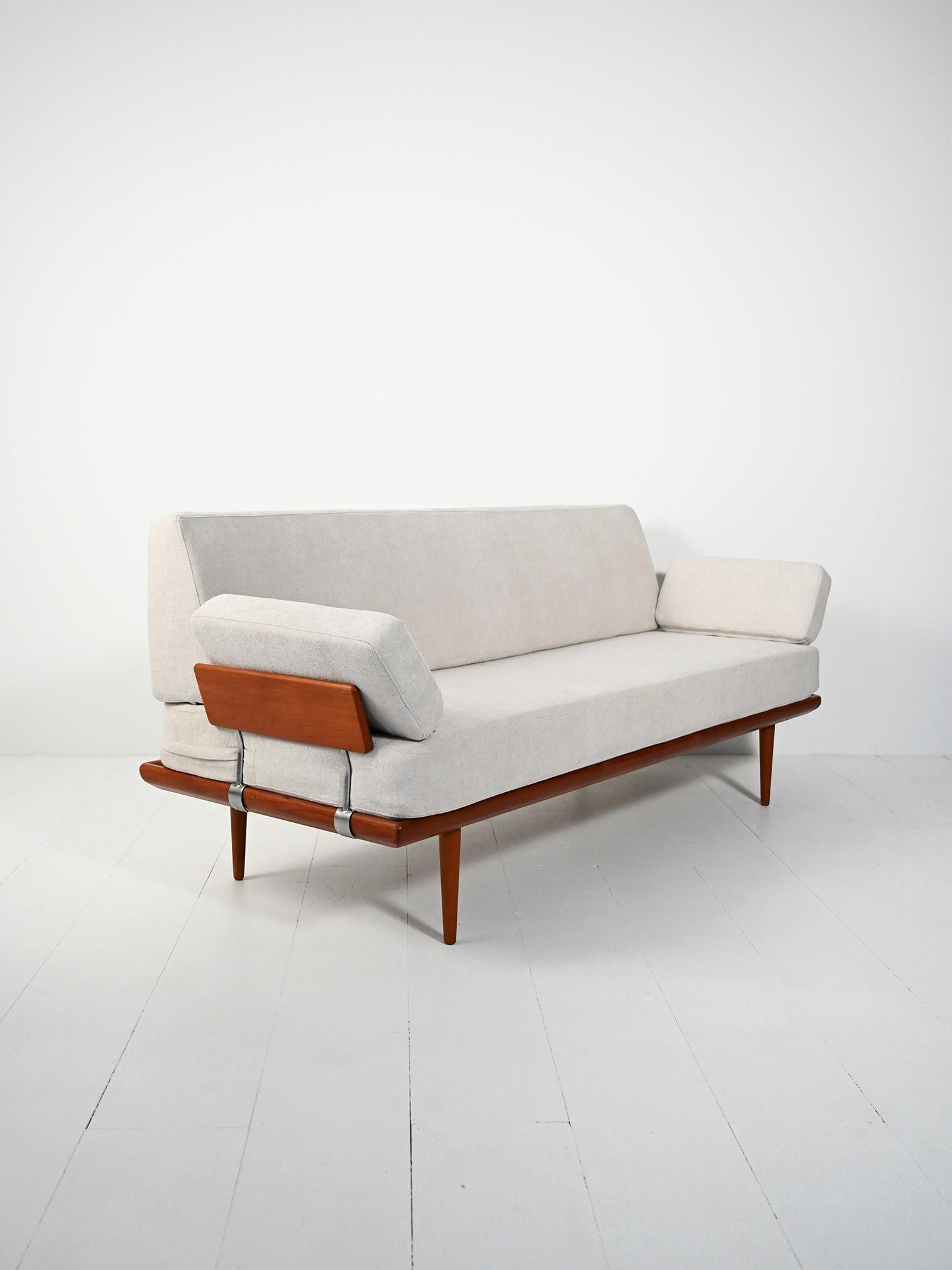 Divano con due braccioli di Peter Hvidt & Orla Mølgaard-Nielsen per France & Søn, anni ’60. Struttura in teak, staffe in acciaio, marchio presente. Cuscini nuovi in microfibra grigio ghiaccio, sfoderabili.

Elegante variante del modello “Minerva”