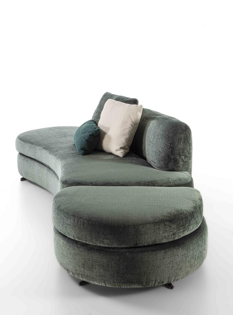 Canapé en velours Contour. Sa forme douce et unique permet de placer le canapé au centre de la pièce. Y compris 2 coussins structurels. A l'exclusion des coussins décoratifs. Hors ottoman.
Disponible en différents tissus et velours.