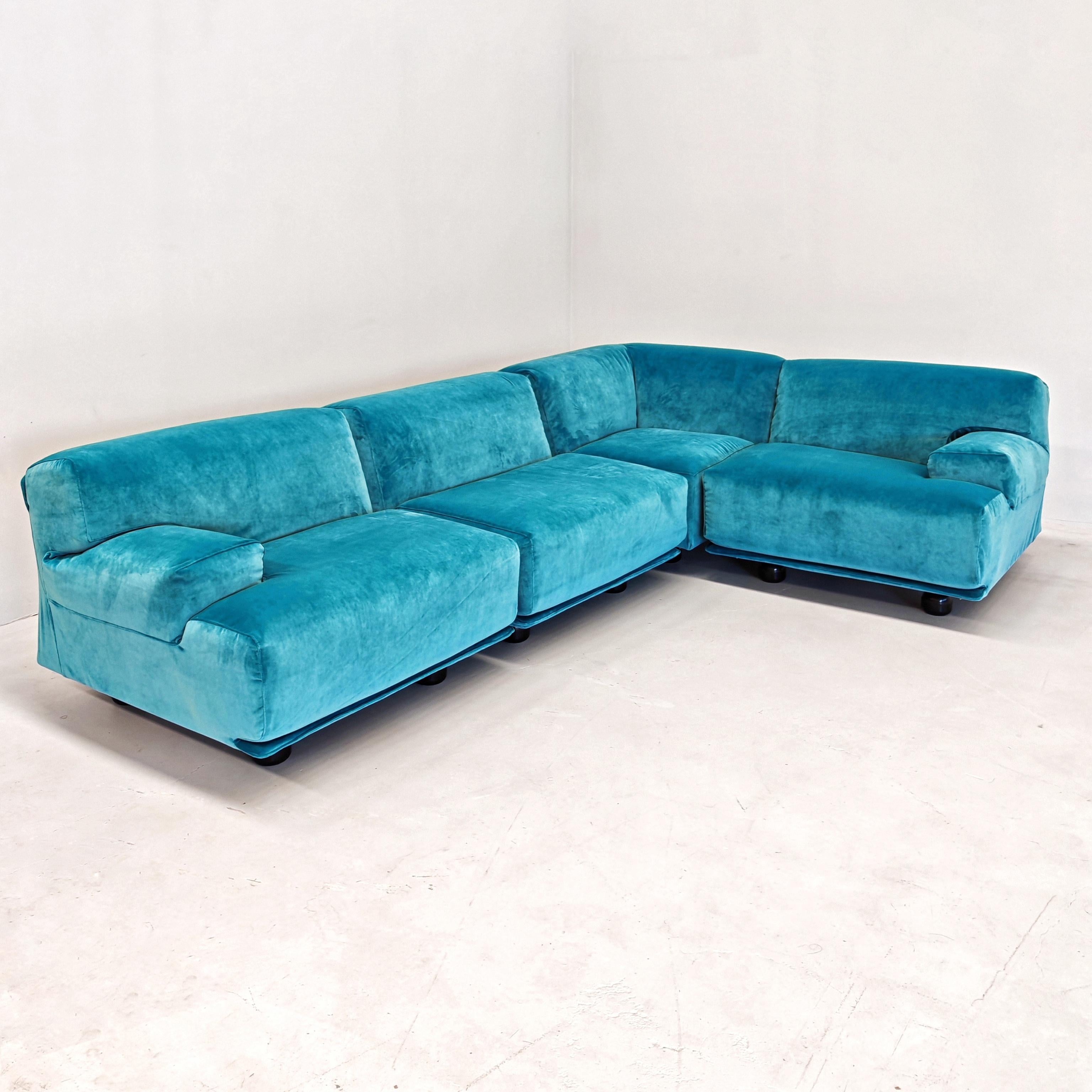 Sofá esquinero modular 4 plazas Azul claro  Cassina Fiandra - Magistretti 80s Posmoderno en venta