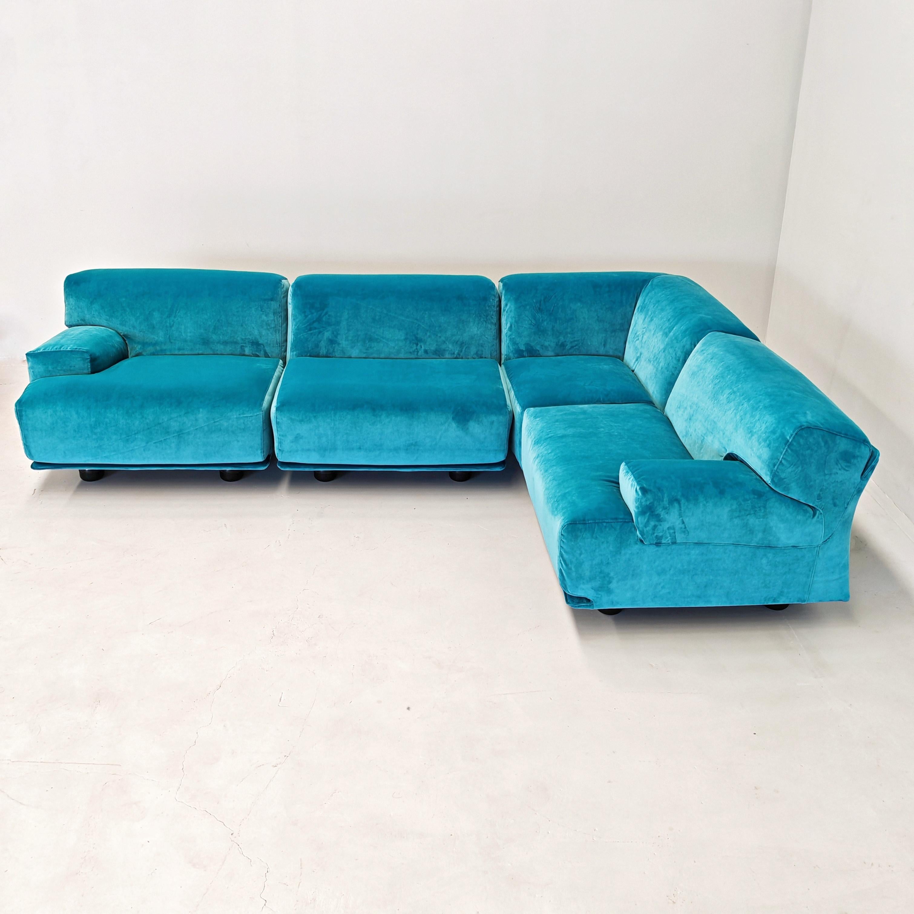 Sofá esquinero modular 4 plazas Azul claro  Cassina Fiandra - Magistretti 80s Italian en venta