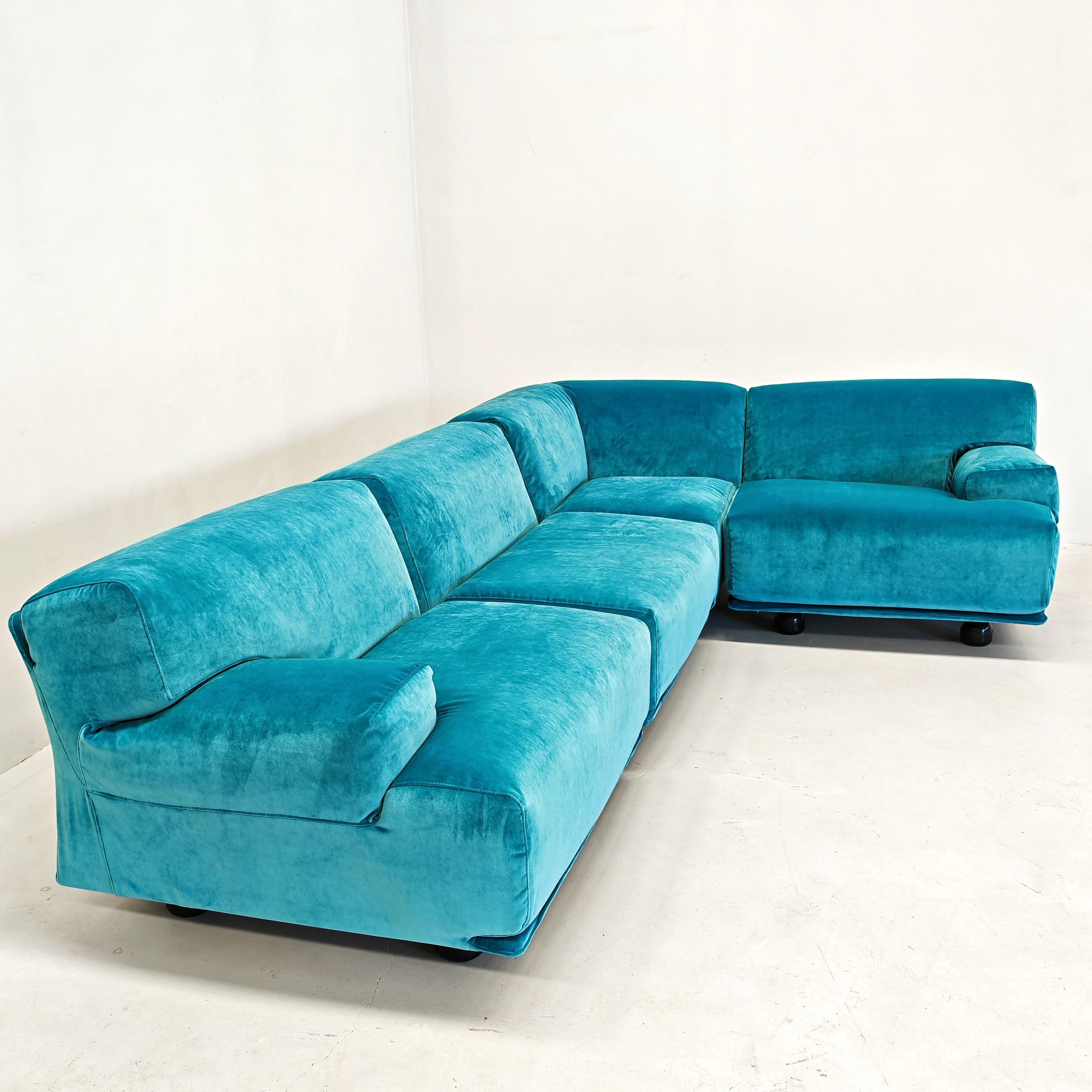 Sofá esquinero modular 4 plazas Azul claro  Cassina Fiandra - Magistretti 80s 20th Century en venta