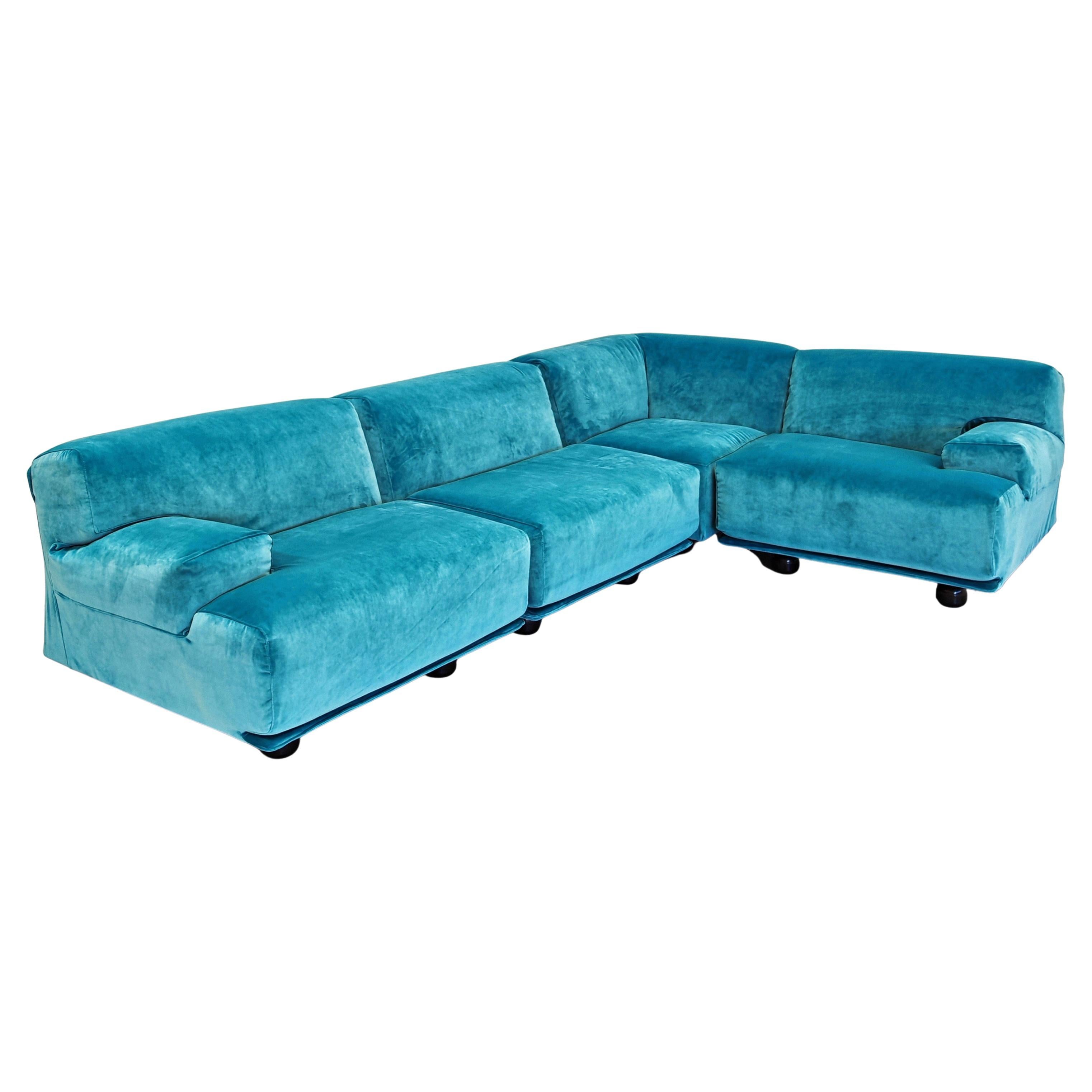 Sofá esquinero modular 4 plazas Azul claro  Cassina Fiandra - Magistretti 80s en venta