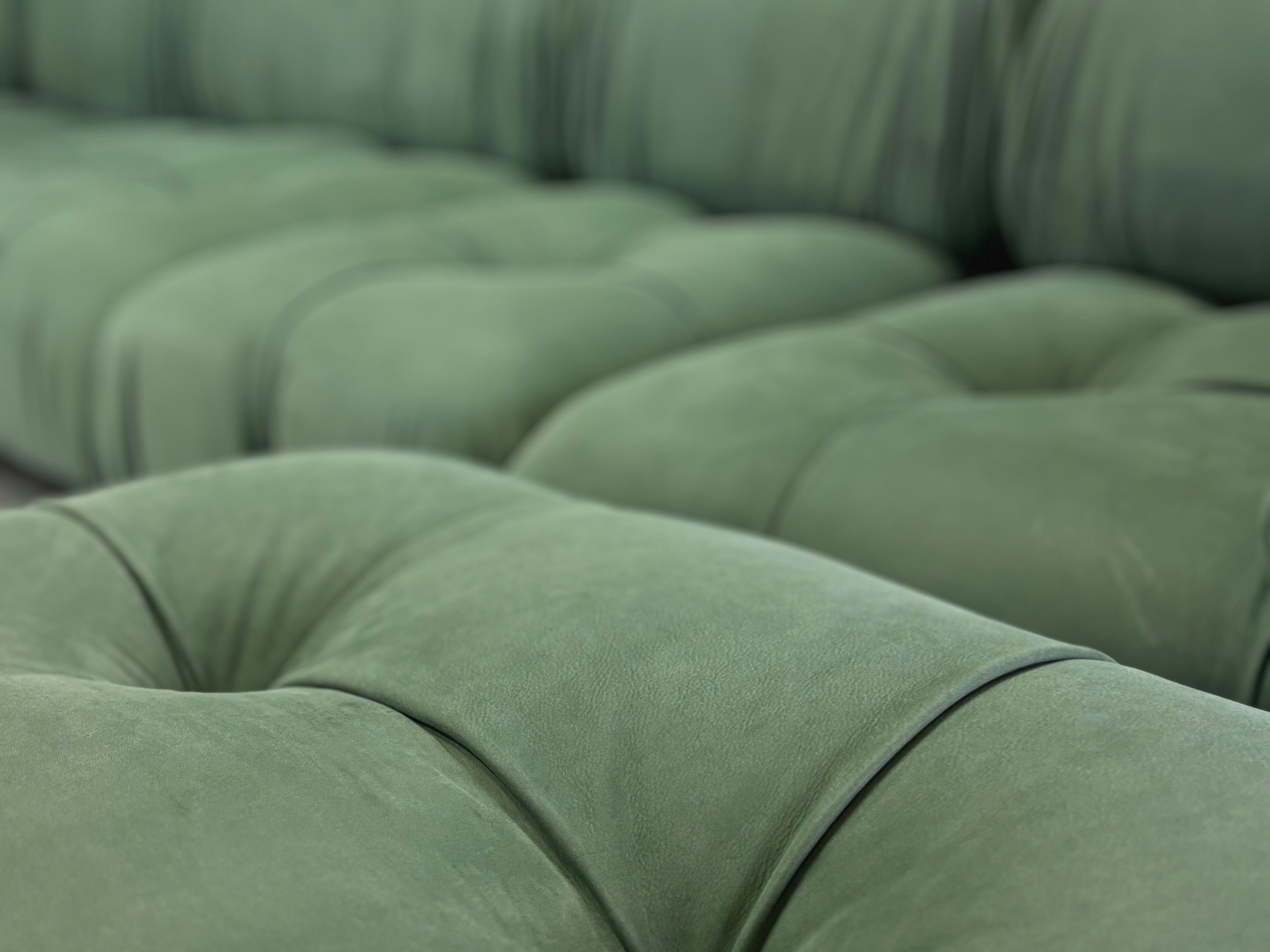 Set di 6 elementi rivestiti in pelle colore verde salvia, del modello ''Camaleonda'' di Mario Bellini per B&B Italia, original anni '70, composto da : 4 modules cm 92 x 92 x h 67 et 2 modules cm 65 x 92 x h 67 
