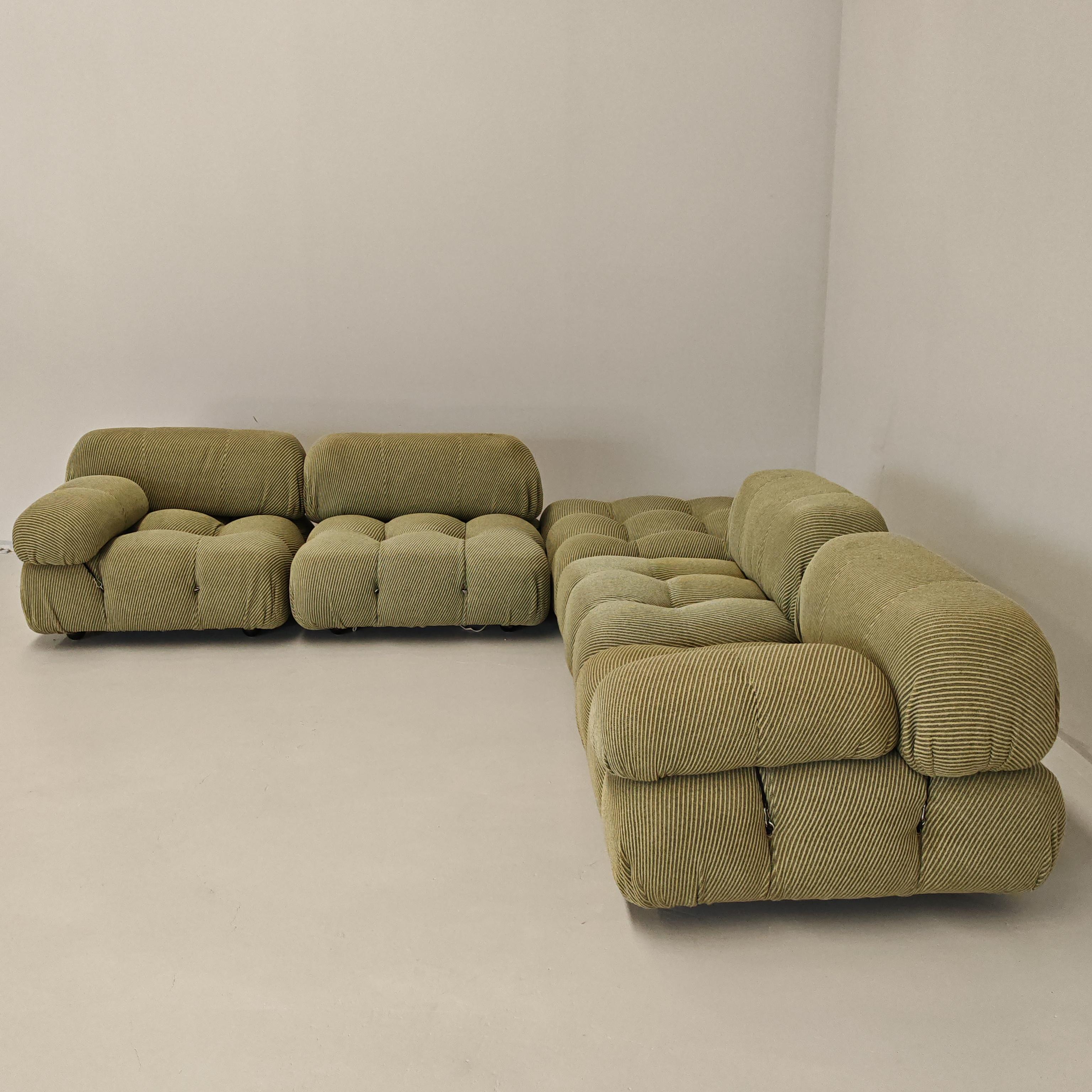Composition de 5 modules du canapé 'Camaleonda' conçu par Mario Bellini.
le canapé a été fabriqué au milieu des années 1970.
Le couvercle est celui d'origine, qui, malgré son aspect vintage, peut être utilisé dans des meubles d'inspiration