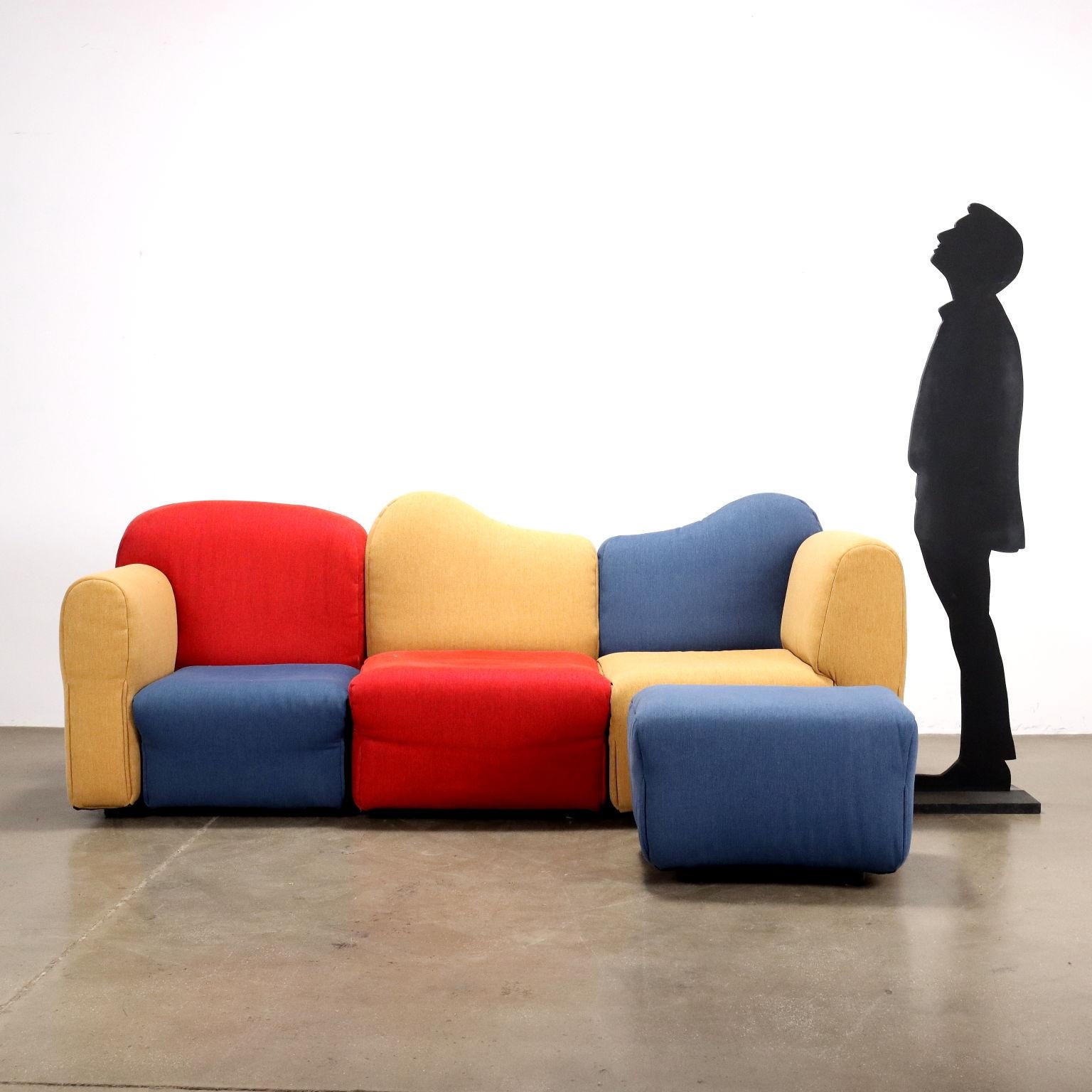Divano Cannaregio con poggiapiedi disegnato da Gaetano Pesce per Cassina nel 1987 composto da sezioni modulari, che possono essere accostate o disposte in una varietà di configurazioni. Ogni seduta presenta forme e profili differenti, così come sono