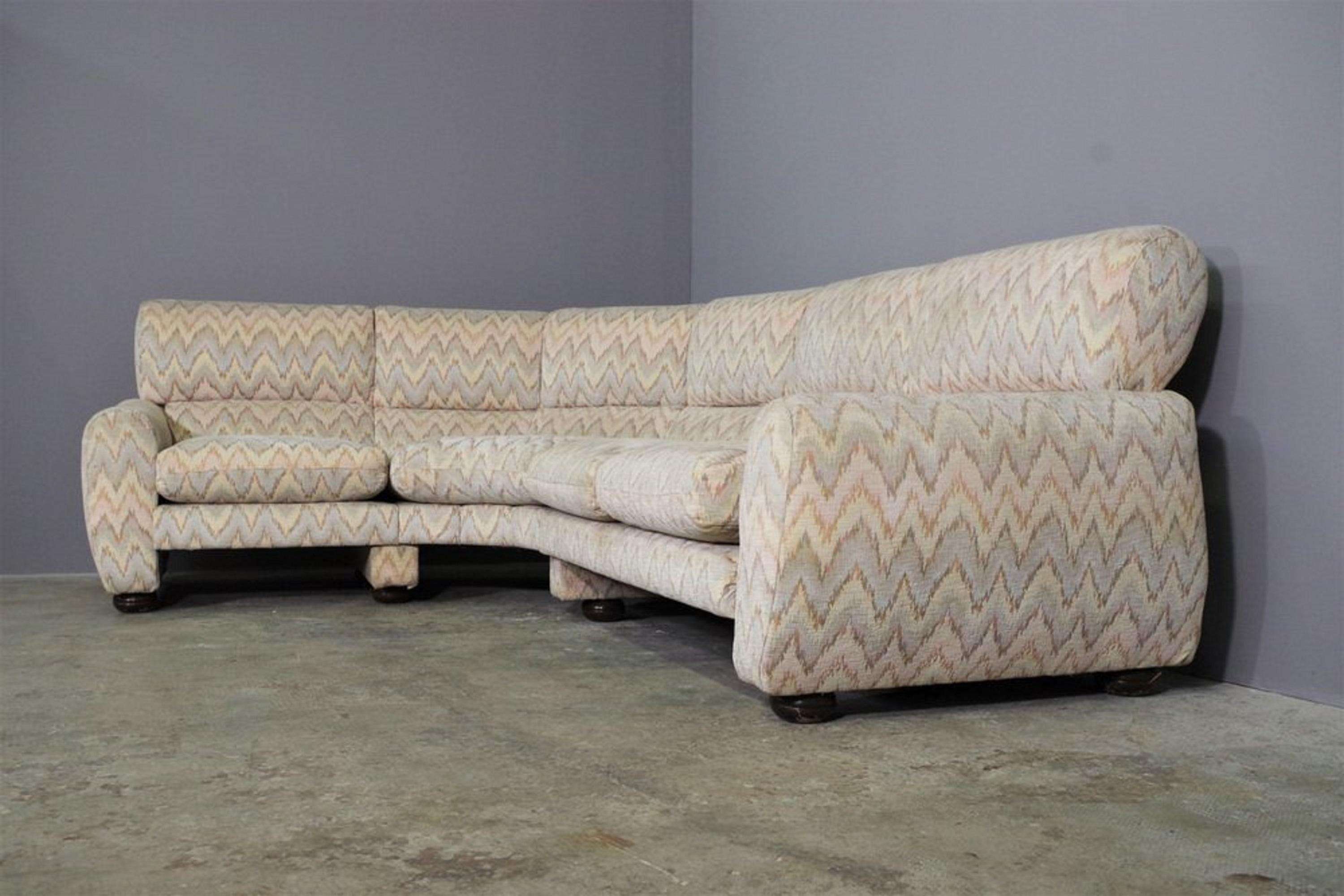 Sofá esquinero estilo Missoni - Italia, Años 70

Encantador sofá esquinero vintage de los años 70, tapizado en tela con un típico estampado en zig-zag estilo Missoni, de diseño elegante y confortable.
Los cojines extraíbles garantizan practicidad y