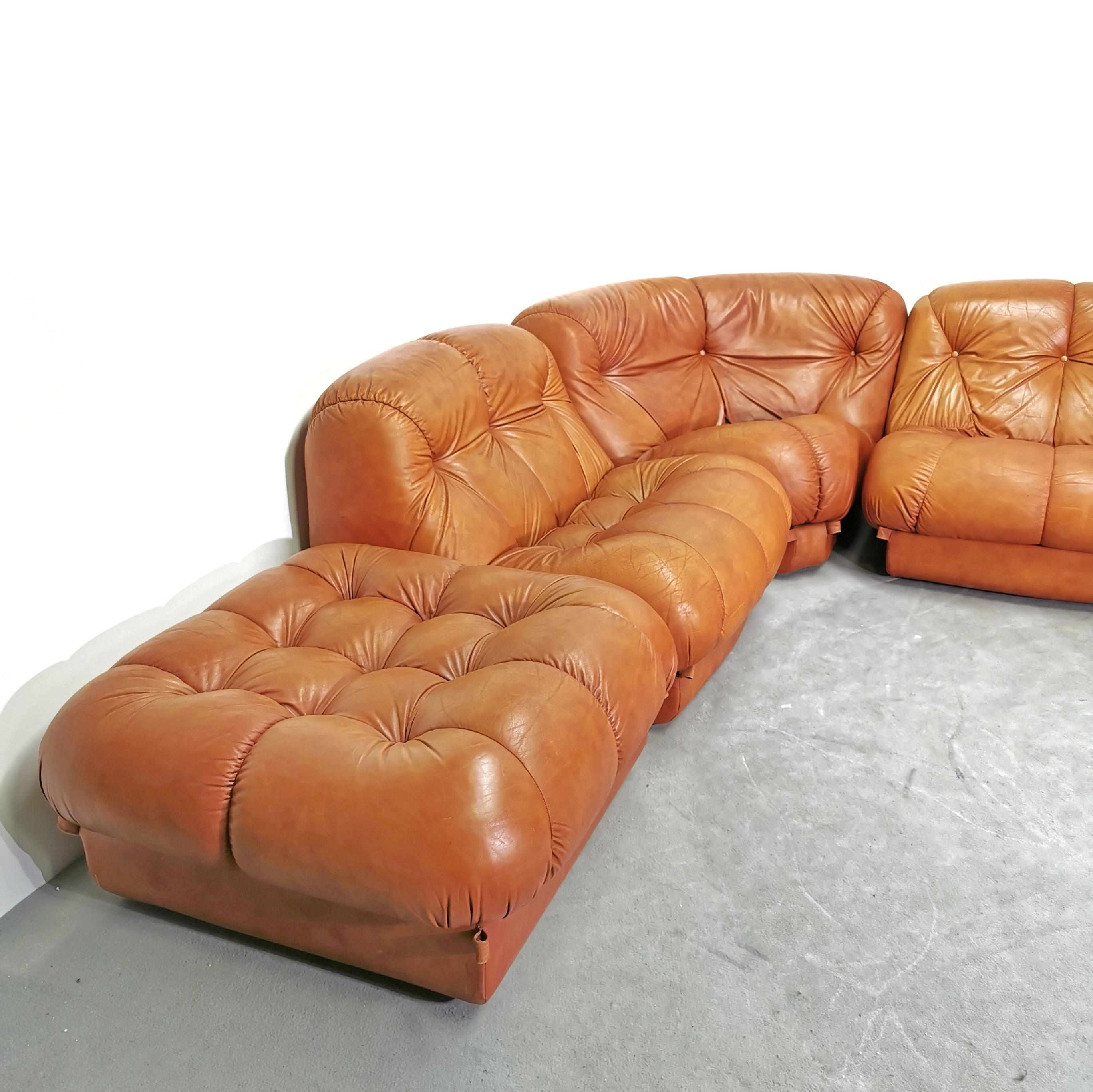 Quilted Nuvolone modular leather sofa 5 modules 70s Rino Maturi for Mimo Design  For Sale