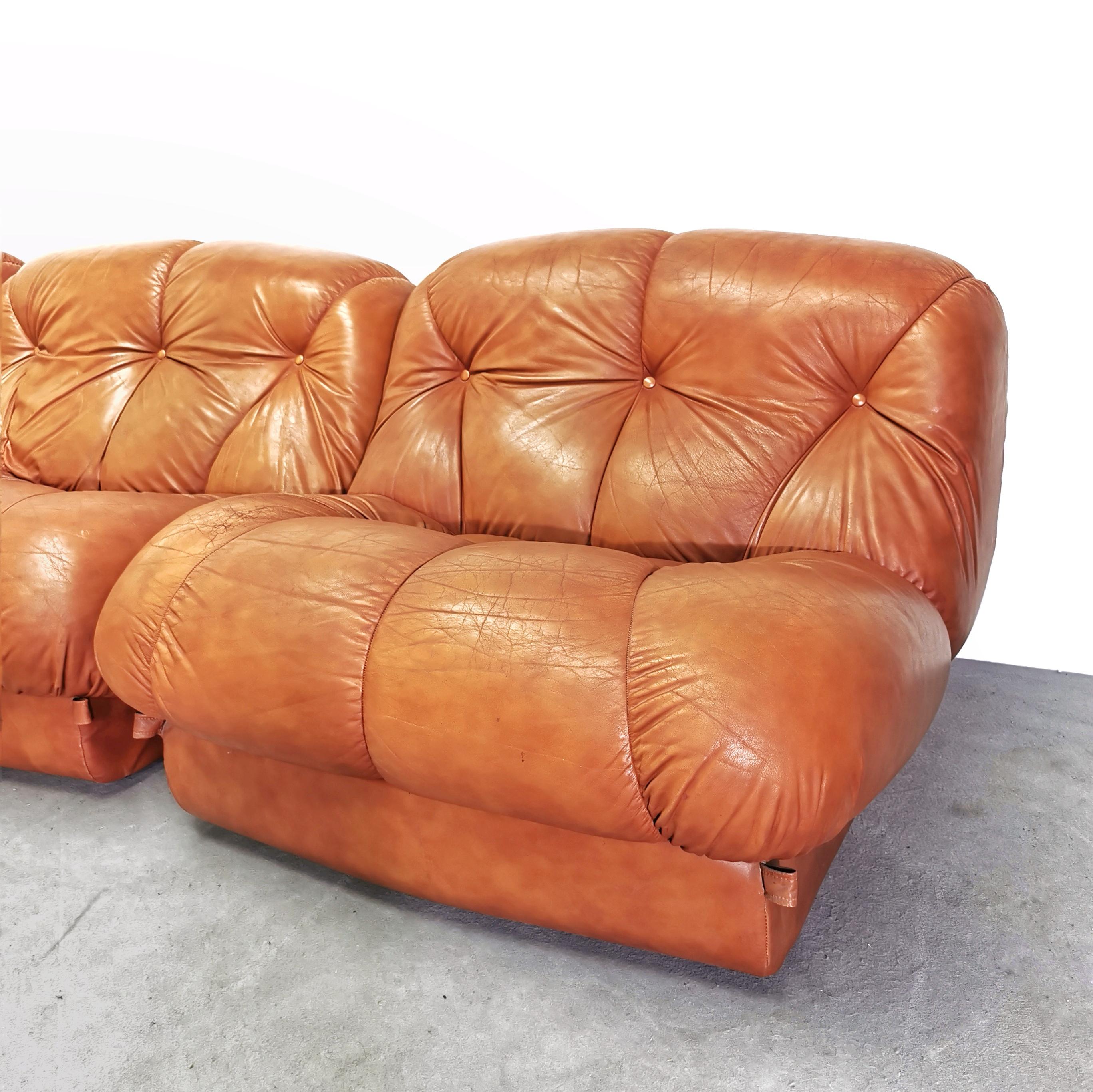 Nuvolone modular leather sofa 5 modules 70s Rino Maturi for Mimo Design  For Sale 1