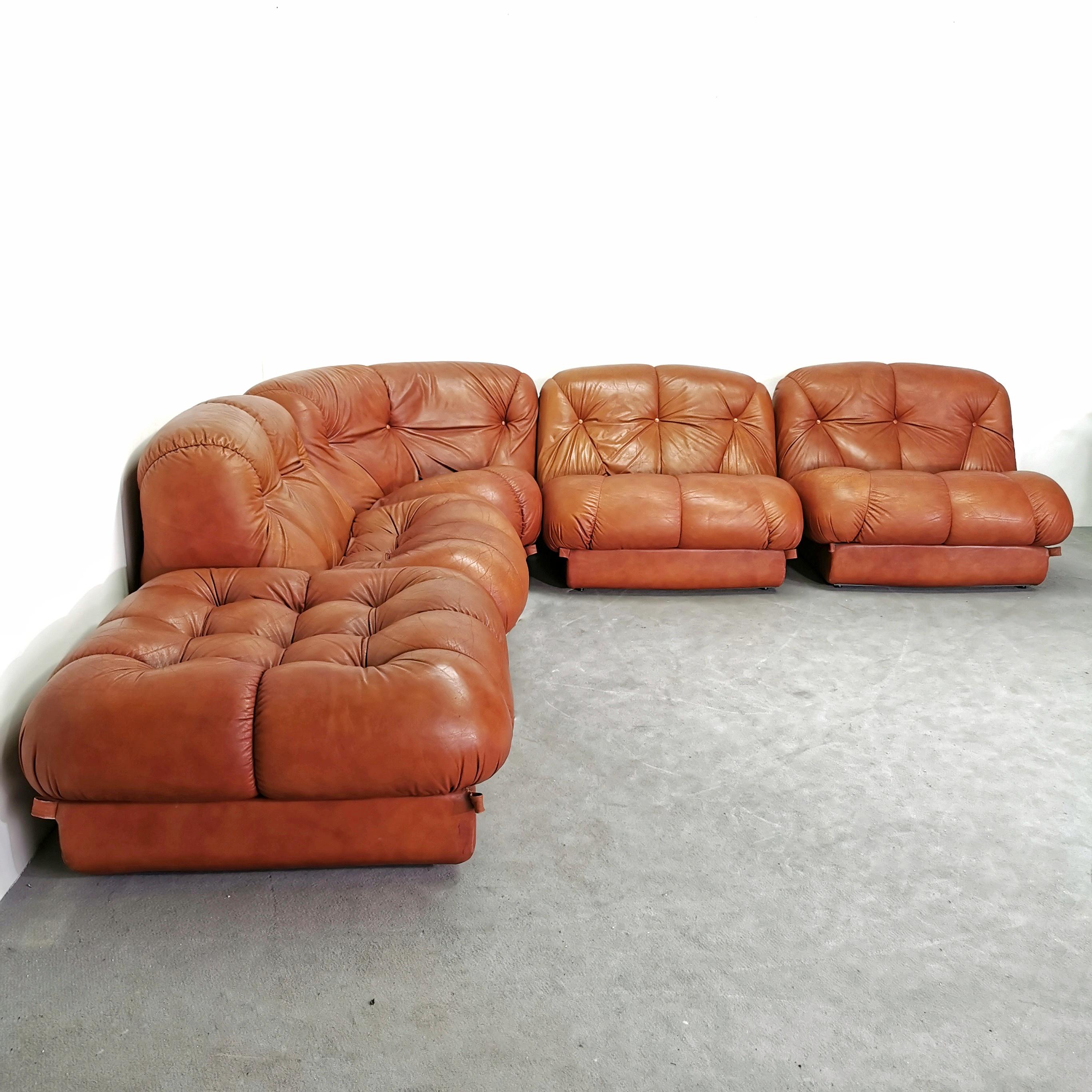 Nuvolone modular leather sofa 5 modules 70s Rino Maturi for Mimo Design  For Sale