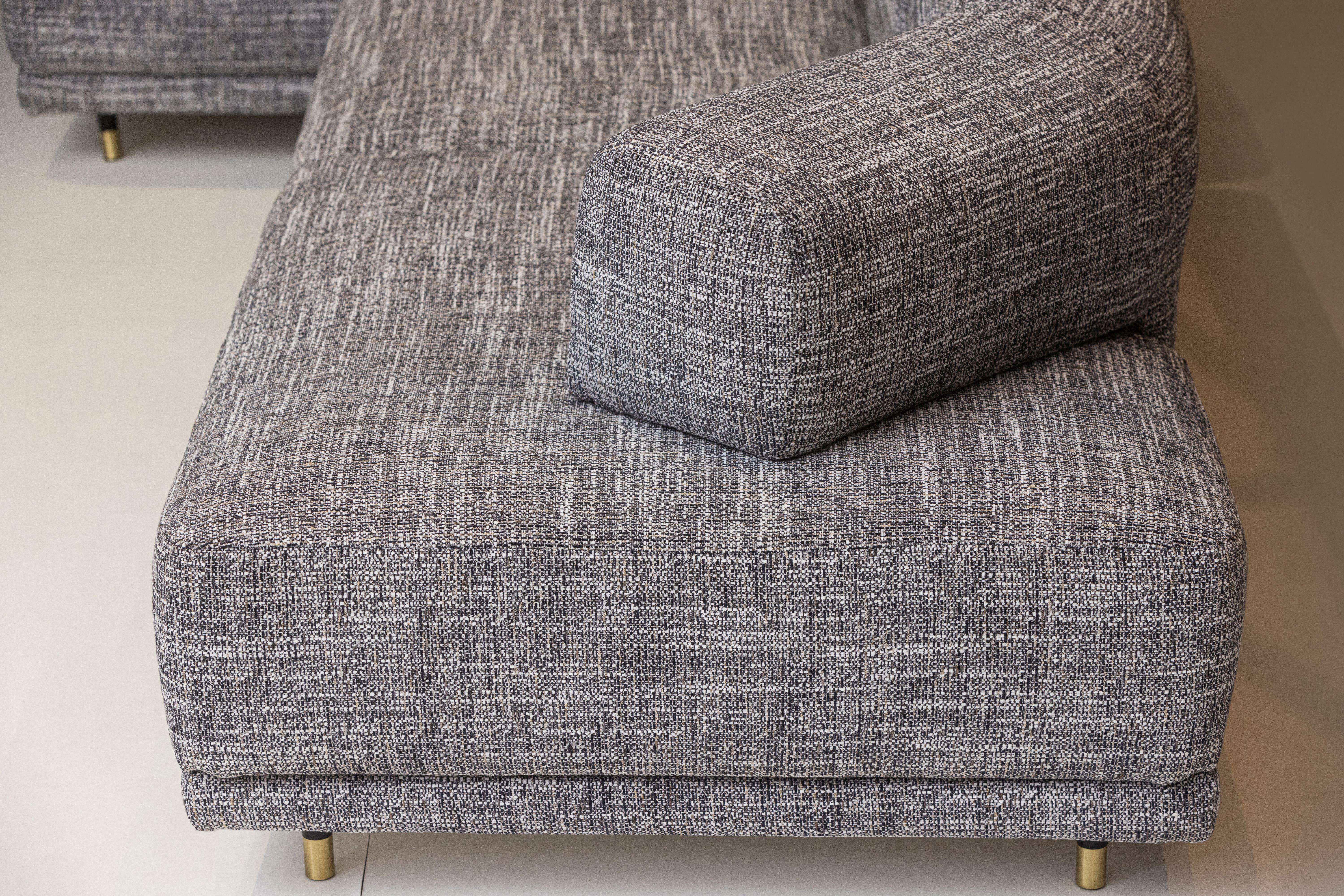 Modern SOLO modular sofa in gray fabric. By Legame Italia For Sale