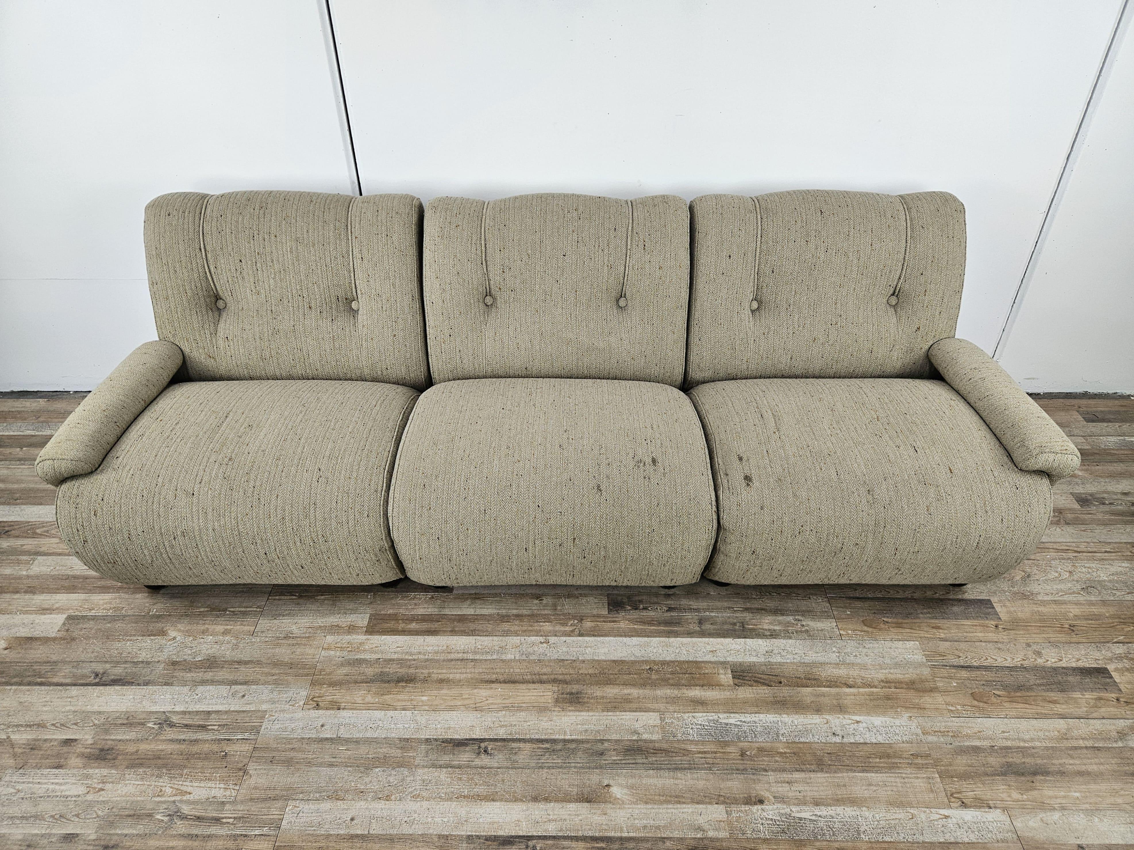 Canapé modulable des années 1970 composé de trois grandes assises confortables en tissu gris et de pieds en bois.

Ils peuvent être utilisés dans une grande variété de compositions, soit comme canapé classique dans le salon, soit comme sièges