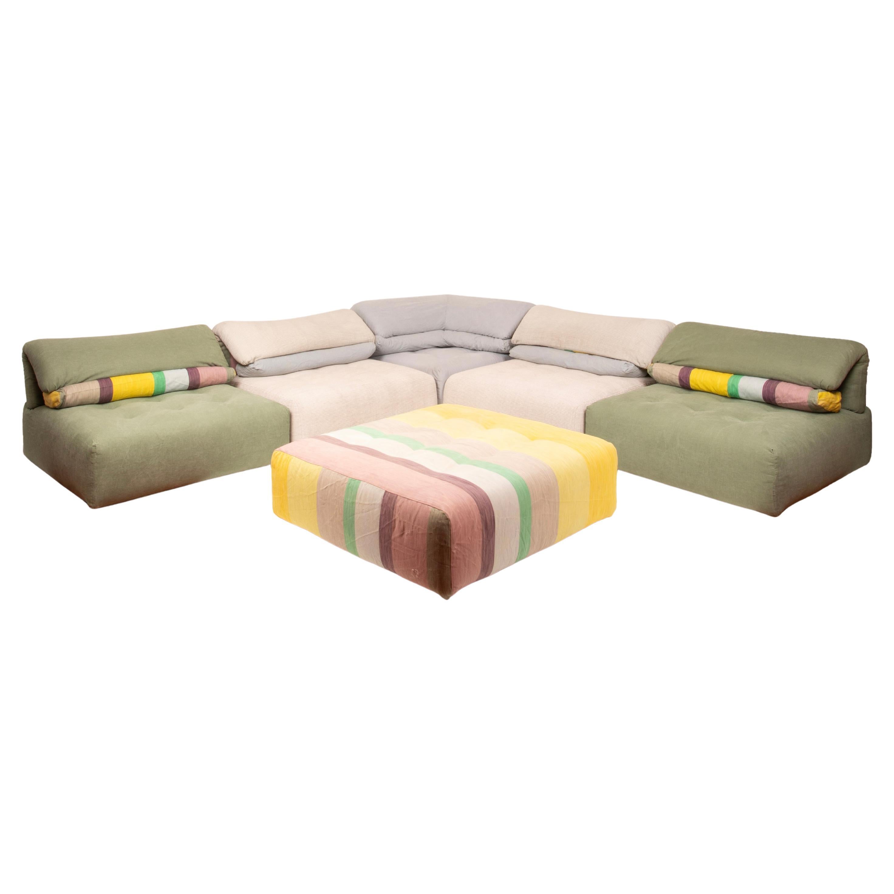 Extraordinario sofá modular de la colección 'Voyage Immobile', diseñada por Studio Roche Bobois en los años 90 - una pieza icónica del diseño contemporáneo, ahora descatalogada y muy coleccionable.

El sofá consta de seis módulos individuales: una
