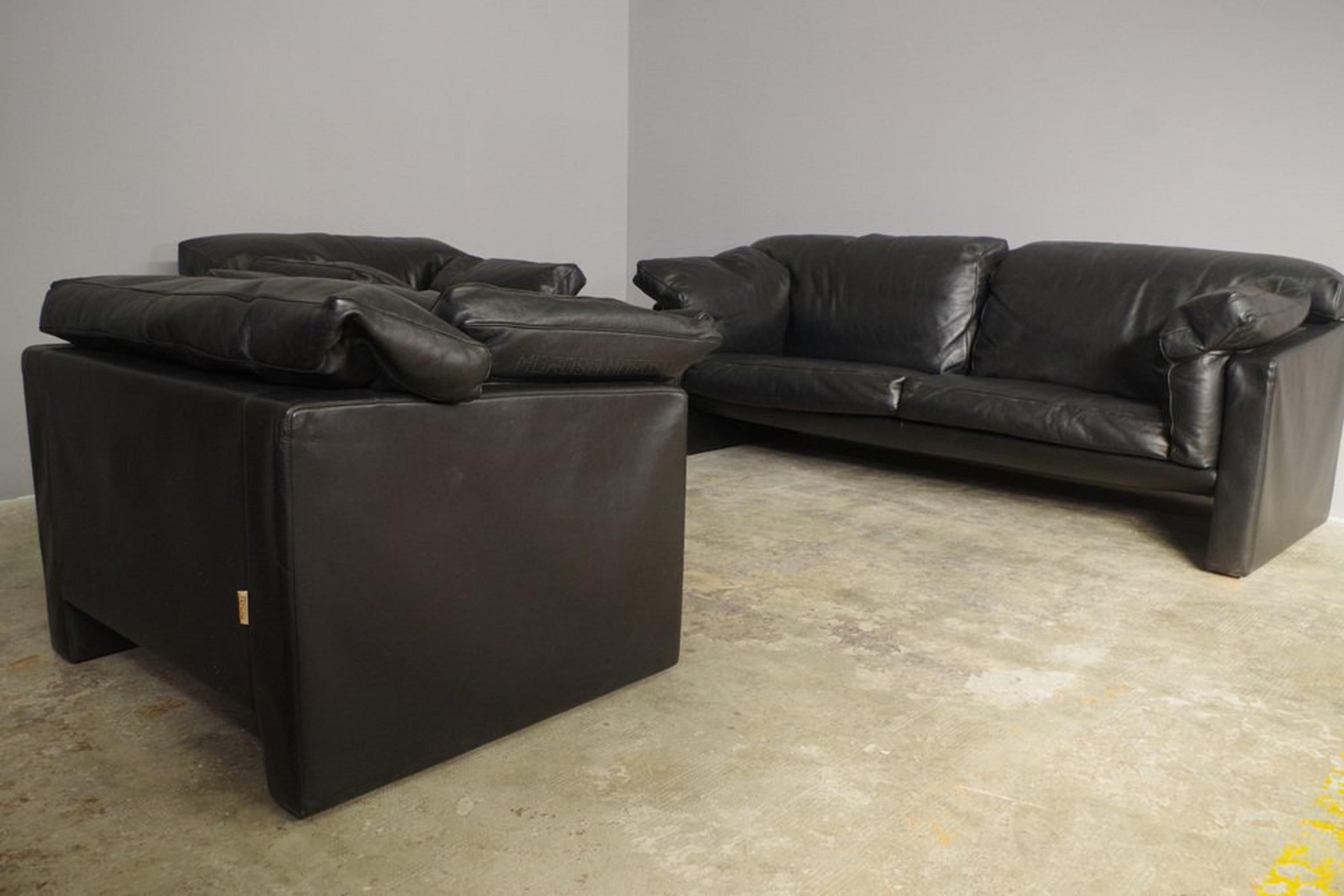 Un ensemble de sièges vintage, intemporel et sophistiqué, conçu et produit par Moroso en Italie dans les années 1980. Cet ensemble comprend un grand canapé et deux fauteuils assortis, tous revêtus d'une luxueuse peau de vache noire et d'un