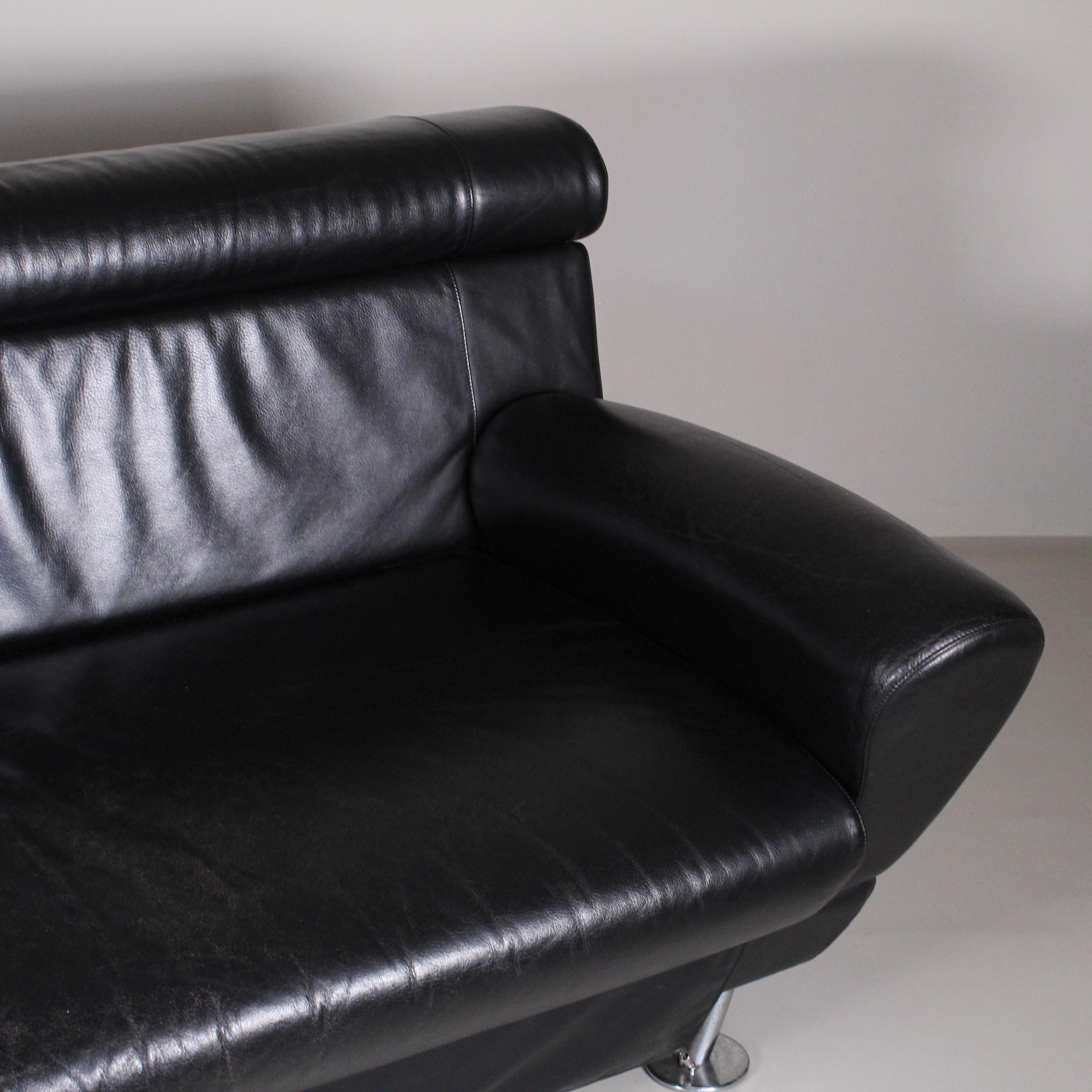 
Balzo Loveseat black sofa, Massimo Iosa Ghini, Moroso, 1987
Le canapé Balzo Loveseat est une création emblématique du designer italien Massimo Iosa Ghini pour la société italienne Moroso, présentée en 1987. Ce canapé est un exemple emblématique du