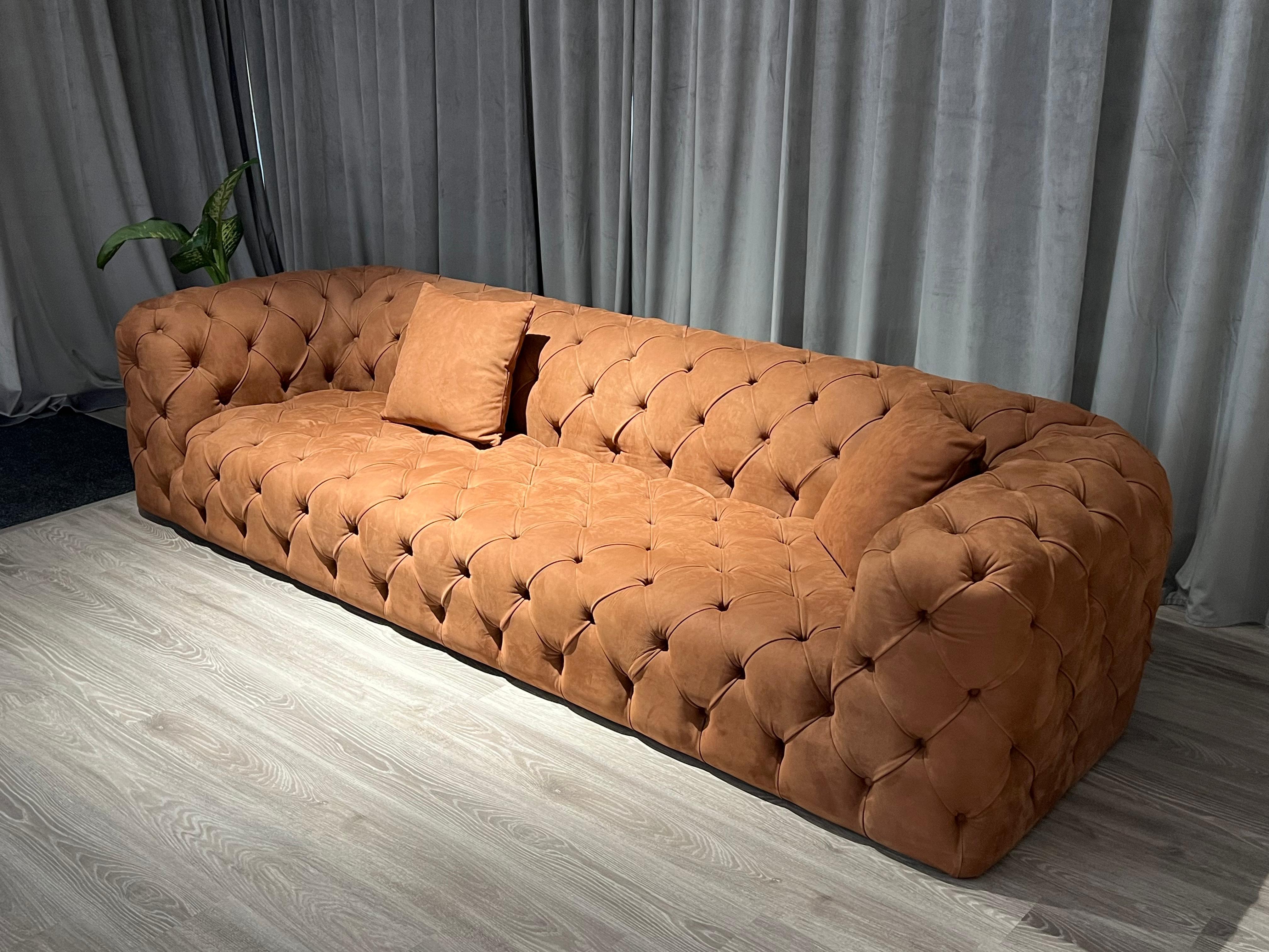 Oxford is a sofa that talks: it talks about History, it talks about memories, it talks about emotions. And it is exciting to sit on such an elegant sofa, evoking smoky and exciting atmospheres, and immediately hinting at unparalleled comfort, thanks