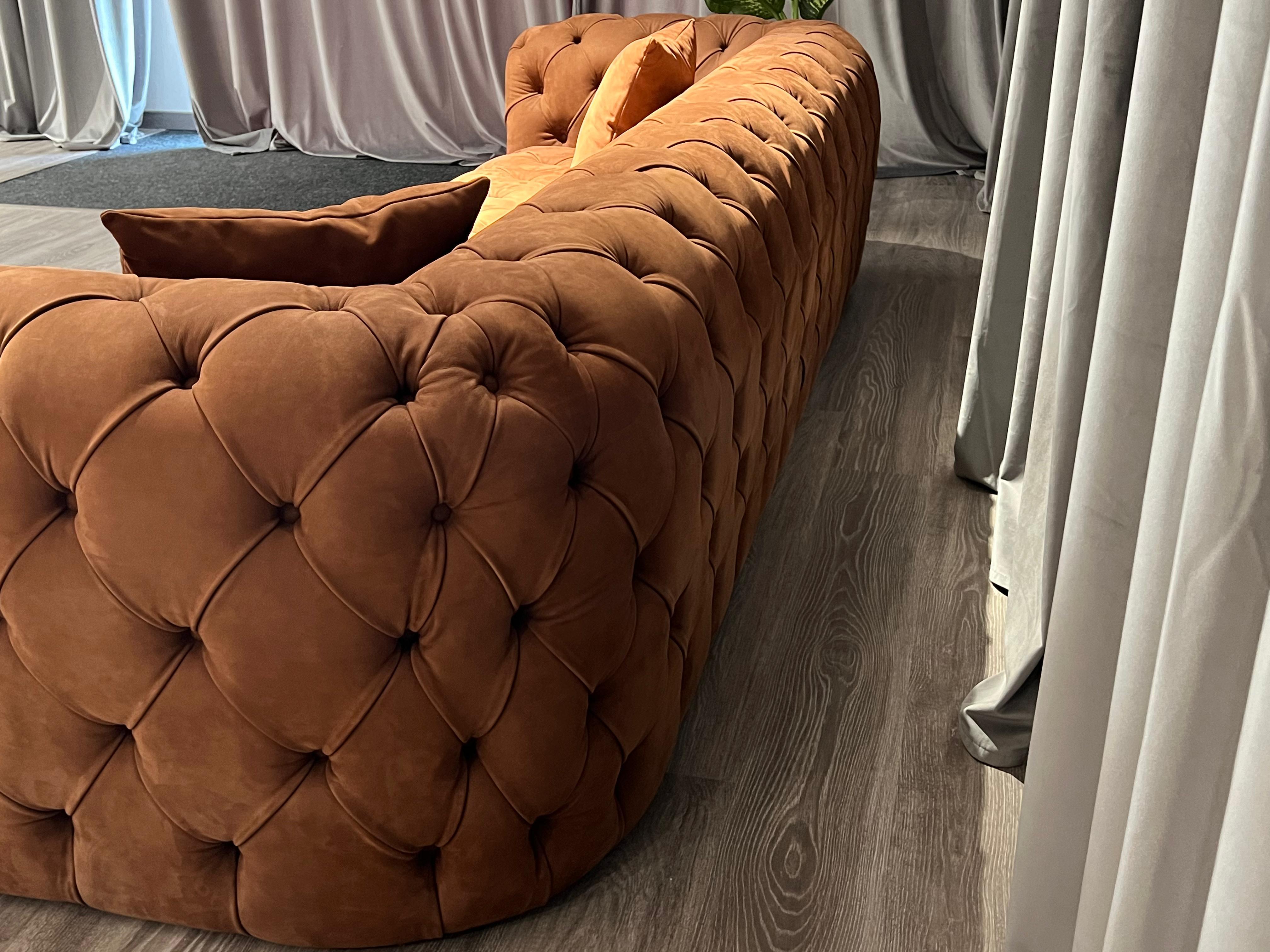 Italian Oxford three-seater capitonné sofa in brick-colored nubuck leather For Sale