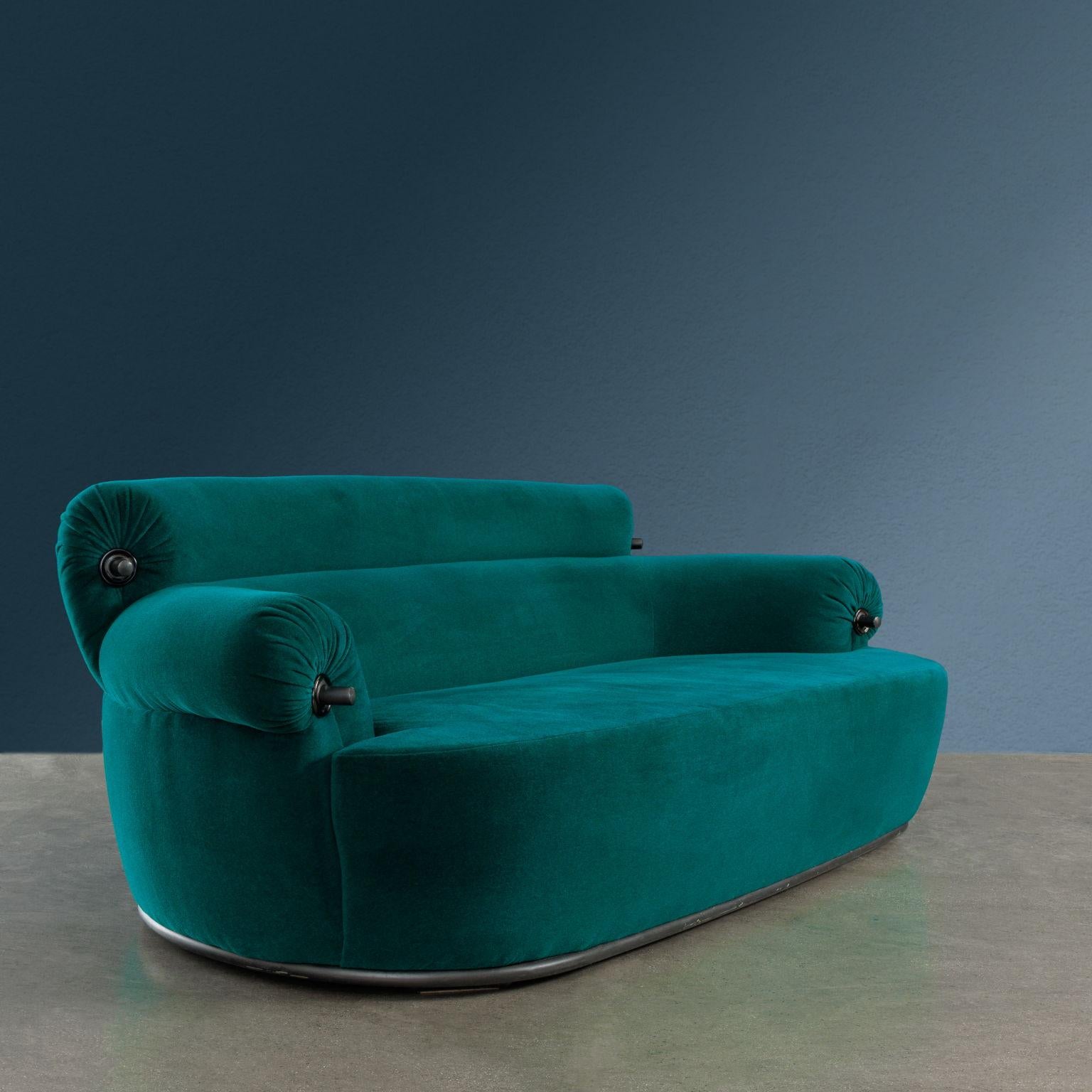 Iconico divano modello ‘P20B Toro’ disegnato nel 1973 da Luigi Caccia Dominioni per Azucena.
Seduta degli anni ’80 in ottime condizioni con tessuto originale di un meraviglioso verde, lavato e igienizzato.
La struttura metallica, che costituisce lo