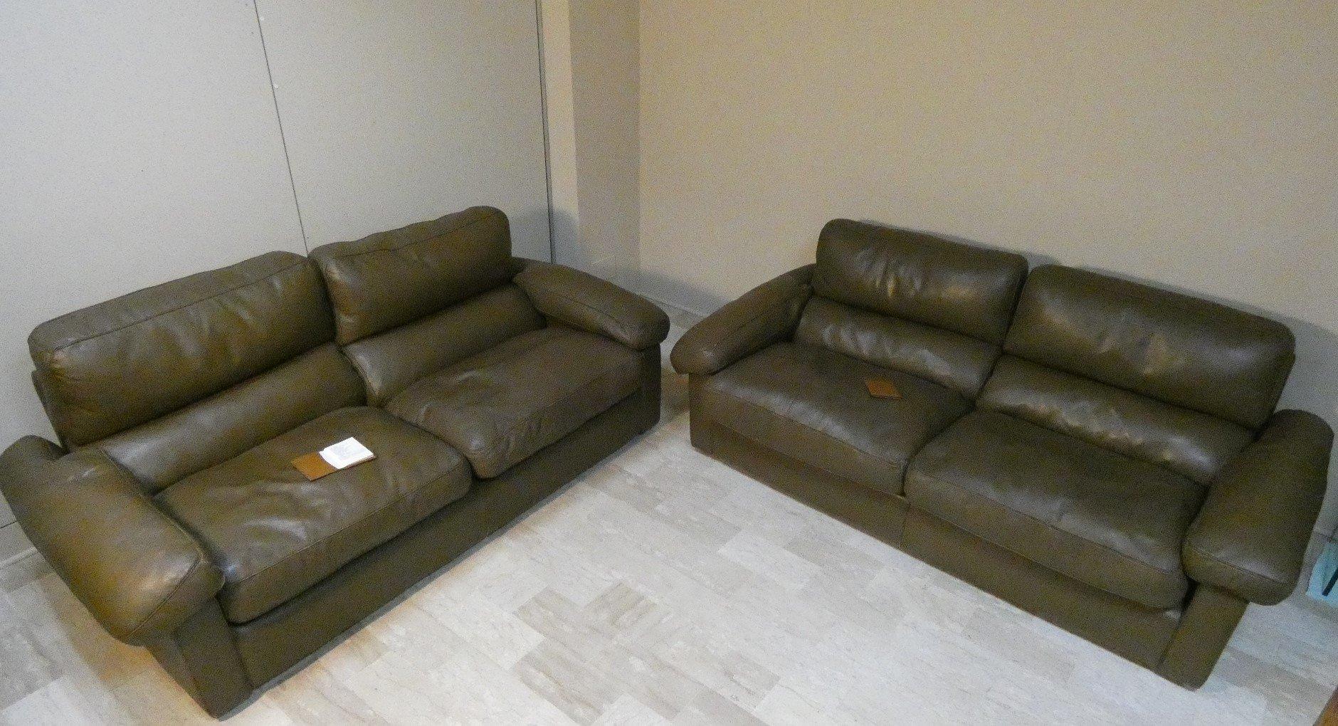 Unverwechselbares Poltrona Frau Petronio Sofa aus der Premium-Kollektion der späten 1970er Jahre.
Dieses bequeme Zweisitzer-Sofa ist mit echten Gänsedaunen gepolstert und mit feinstem Leder bezogen.
Von Hand gebaut...
Kissen aus Gänsedaunen,