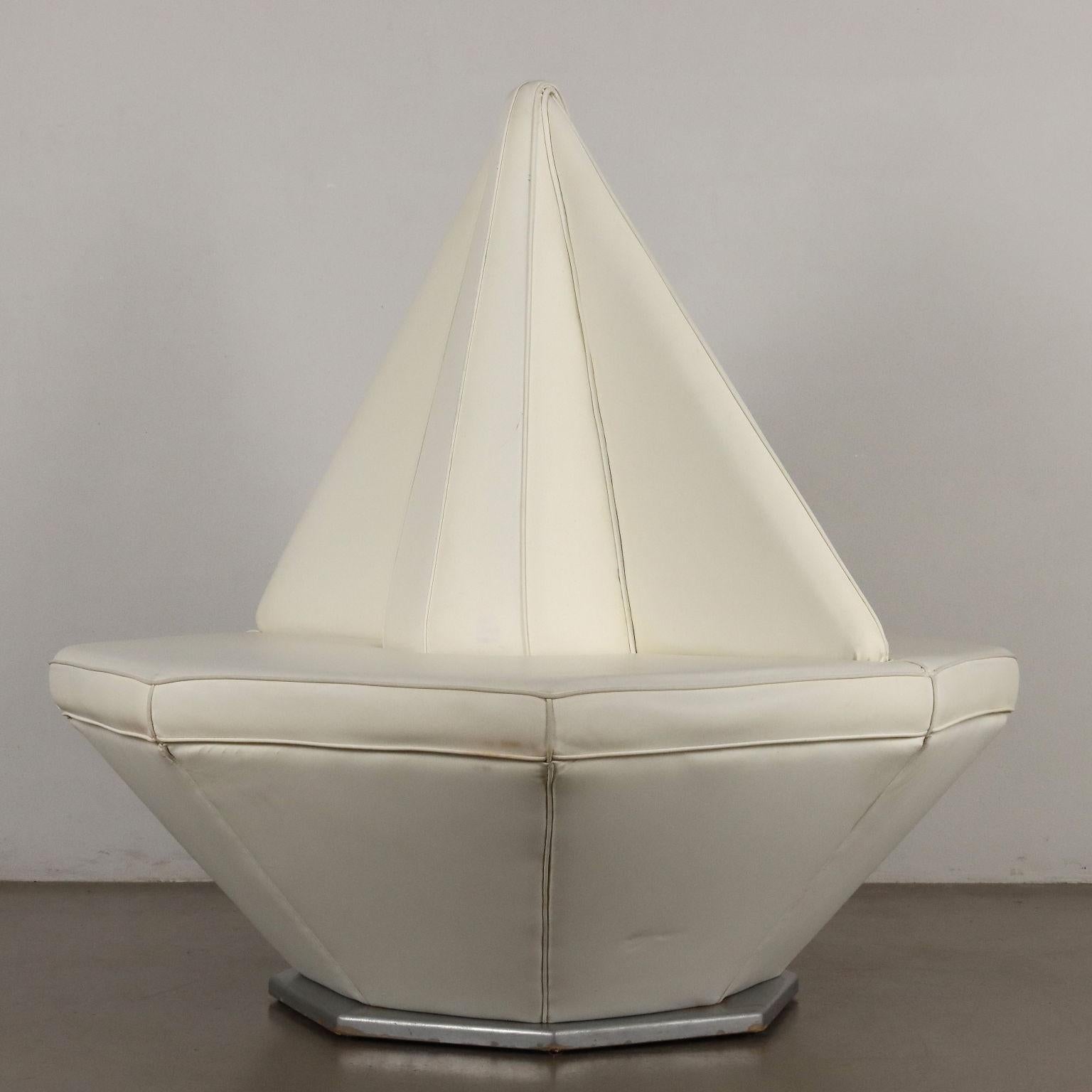 80s Polygonal Sofa in white leatherette For Sale 3