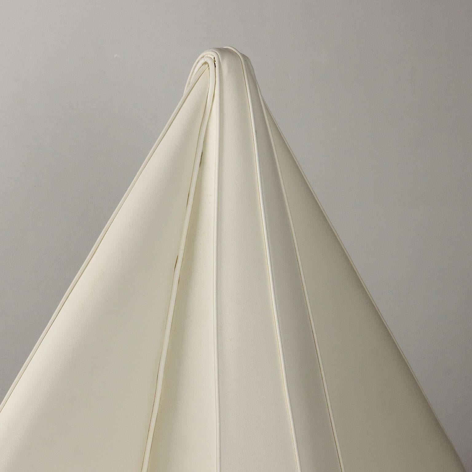 80er Jahre Polygonales Sofa in weißem Kunstleder (Moderne der Mitte des Jahrhunderts) im Angebot