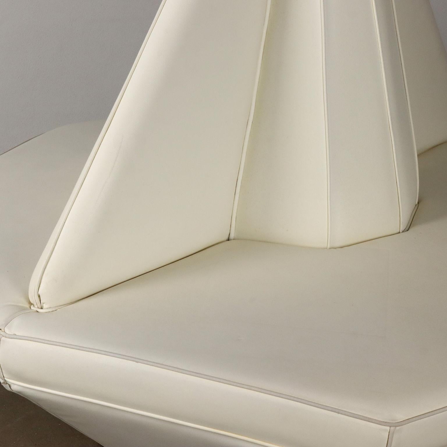80s Polygonal Sofa in white leatherette In Good Condition For Sale In Milano, IT