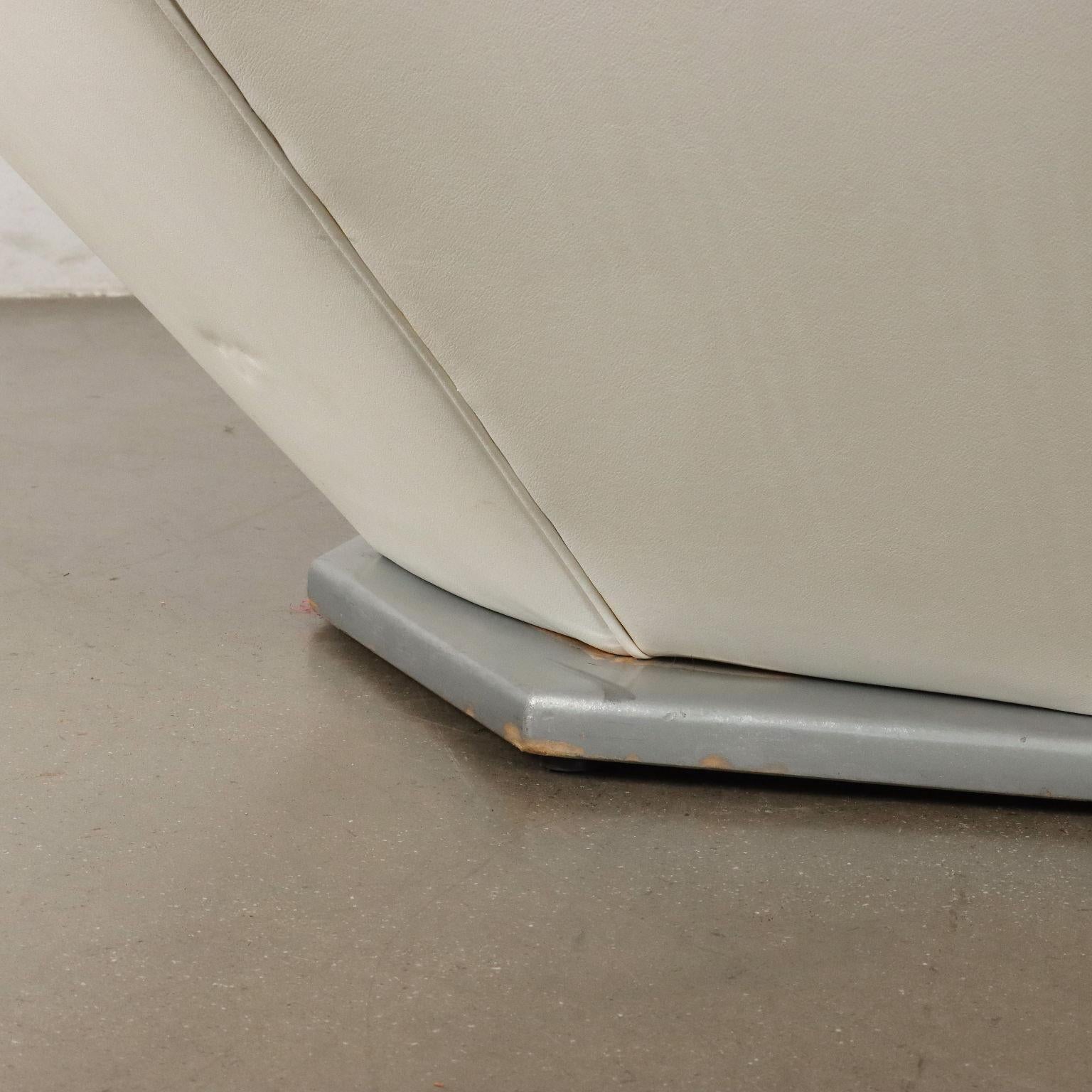 80er Jahre Polygonales Sofa in weißem Kunstleder (Ende des 20. Jahrhunderts) im Angebot