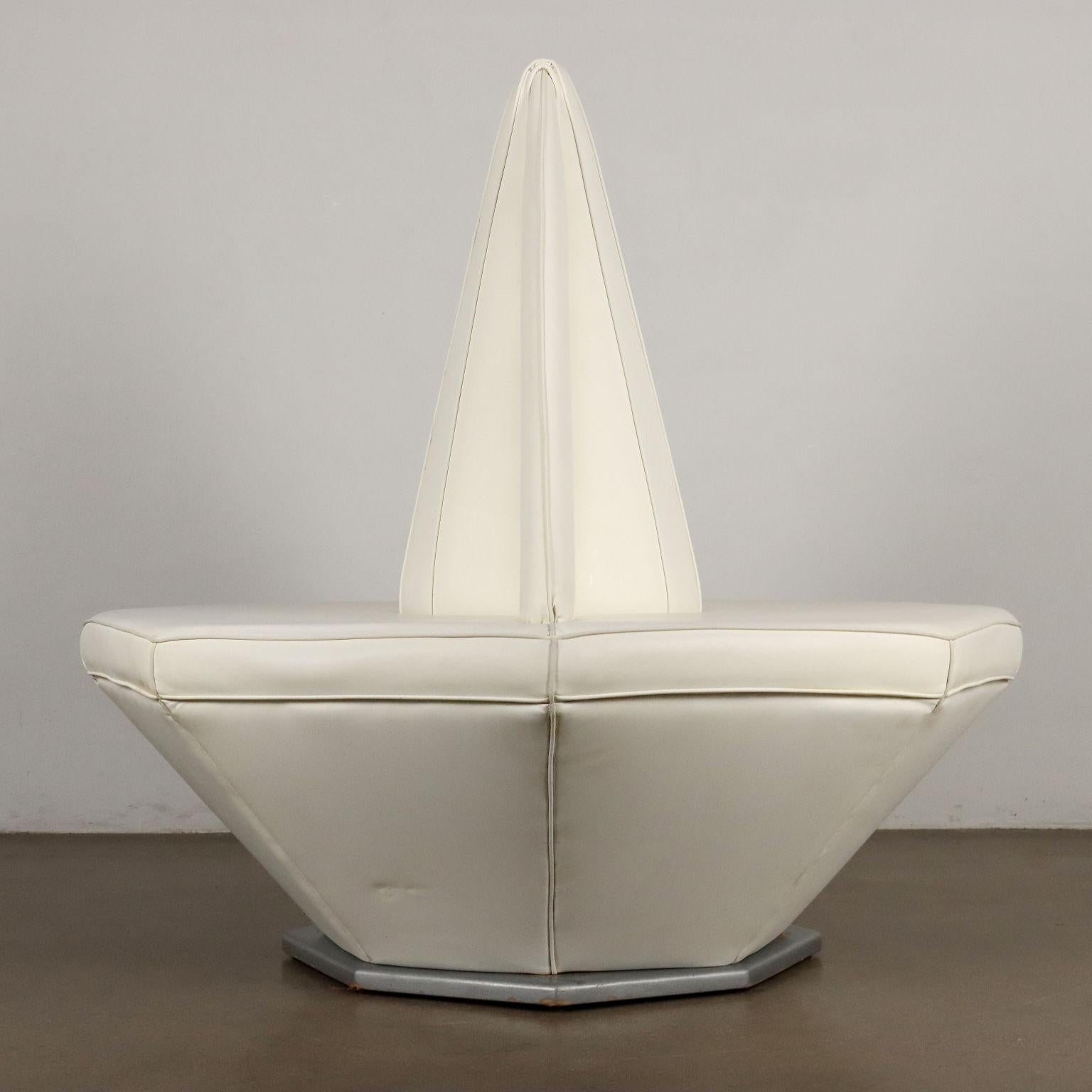 80s Polygonal Sofa in white leatherette For Sale 2