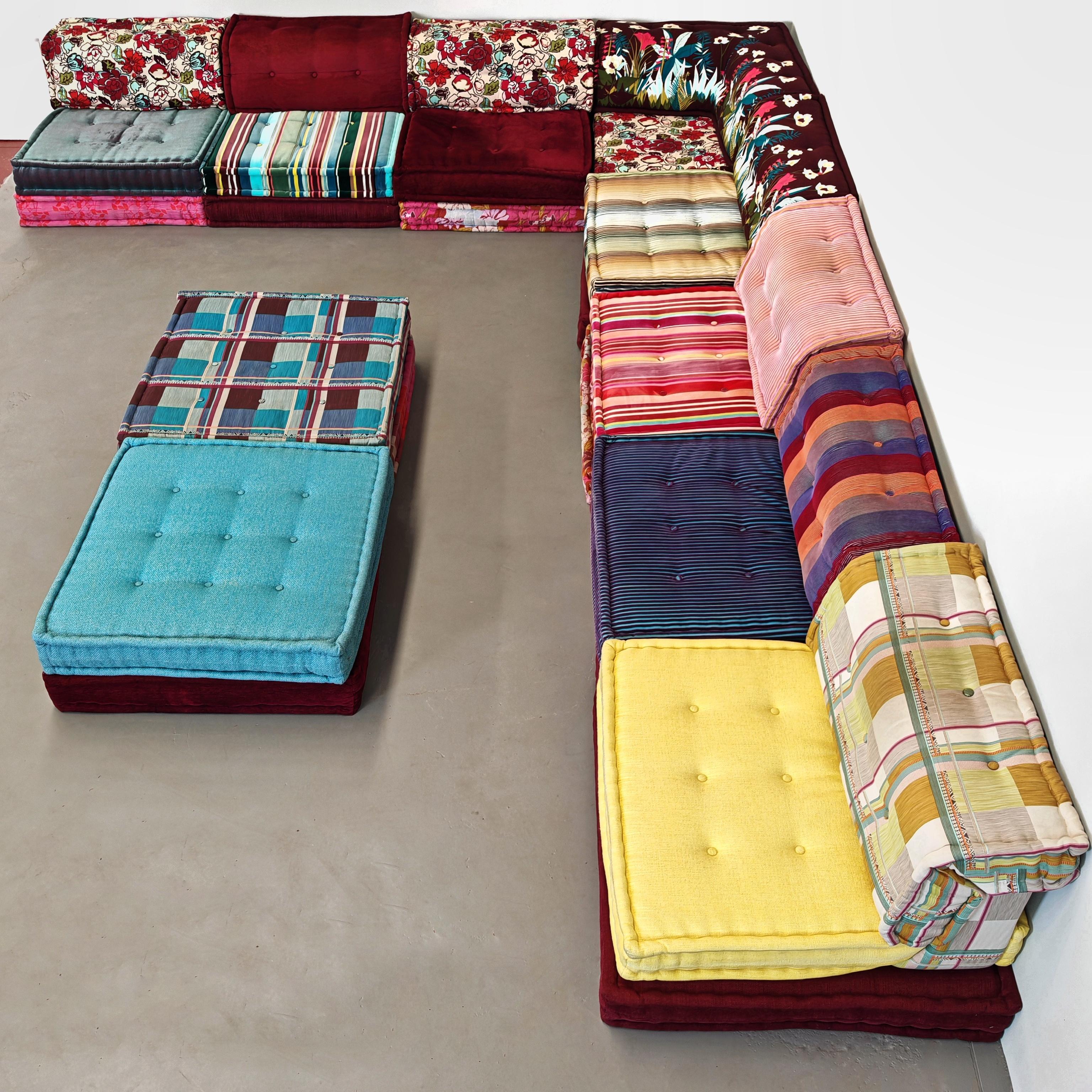 Canapé modulaire multicolore conçu par Hans Hopfer pour Roche Bobois en 1971. Le canapé  revendique une totale liberté de forme, de fonction et de couleur, le tout agrémenté de tissus et d'éléments modulaires Kenzo et Missoni  qui permettent de