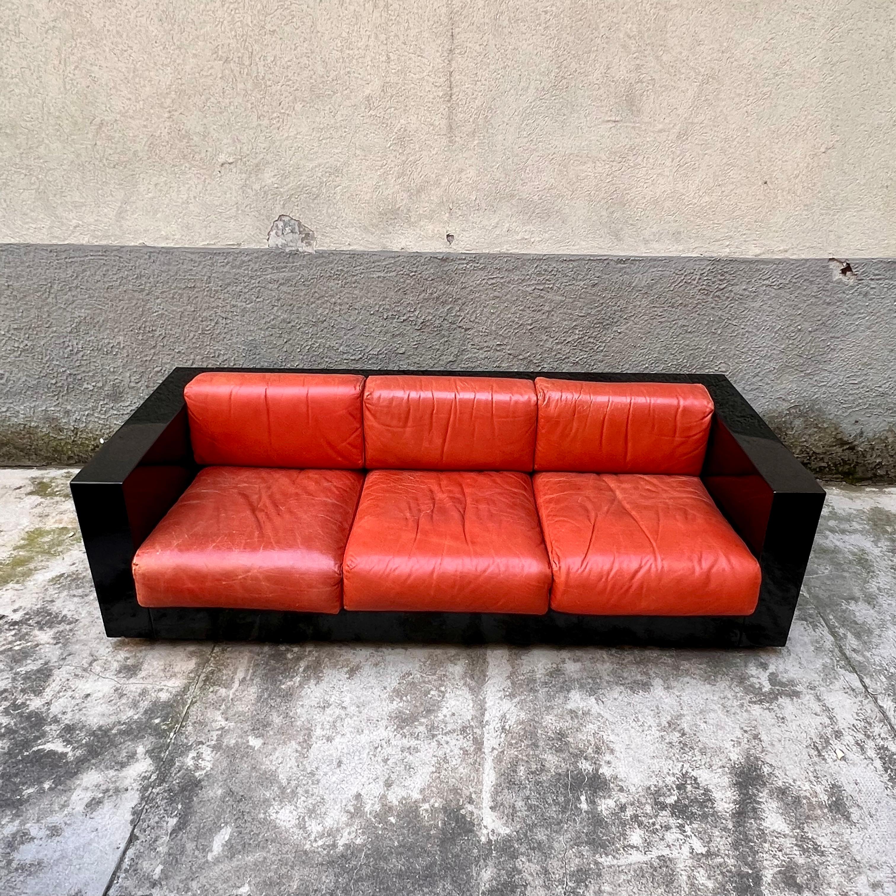 Il divano proposto è un esemplare del celebre modello “Saratoga” progettato da Massimo e Lella Vignelli nel 1964. Questo pezzo iconico di design italiano si distingue per le sue linee pulite e moderne, rappresentando un perfetto connubio tra