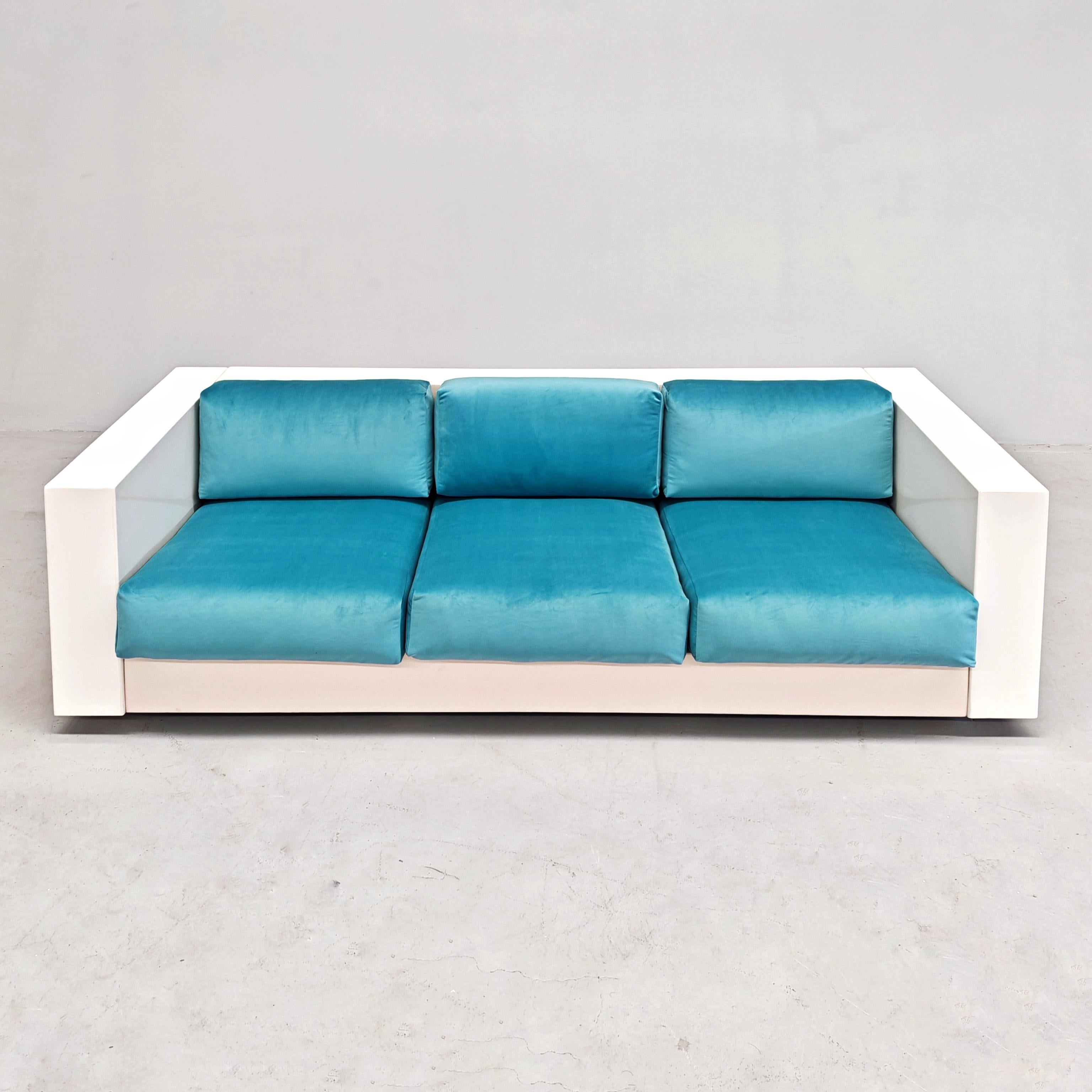 Il Divano Saratoga è stato lanciato da Poltronova nel 1964 da un progetto di Lella e Massimo Vignelli. Struttura geometrica in legno laccato in poliestere bianco con sedute e schienali rifoderati in velluto celeste/azzurro. Saratoga grazie alla