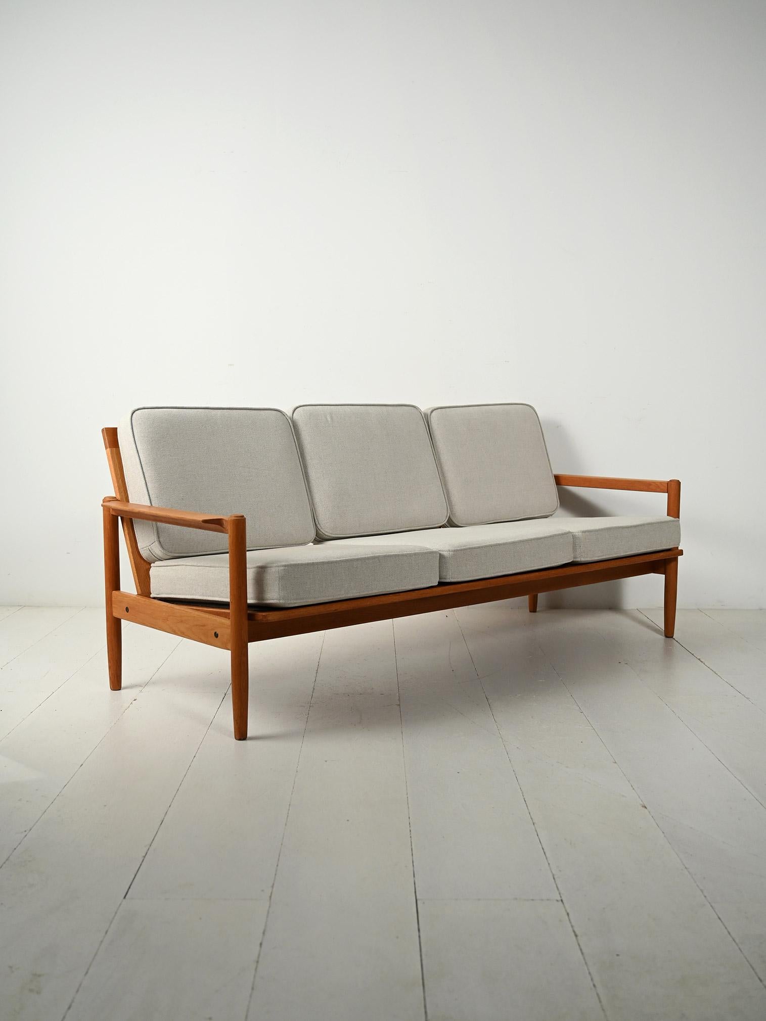 Divano scandinavo vintage a tre posti in rovere massello, con cuscini rifatti e sfoderabili.

Élégant divan scandinave à trois places, réalisé en bois massif entre la fin des années 50 et le début des années 60. Le design essentiel met en valeur la